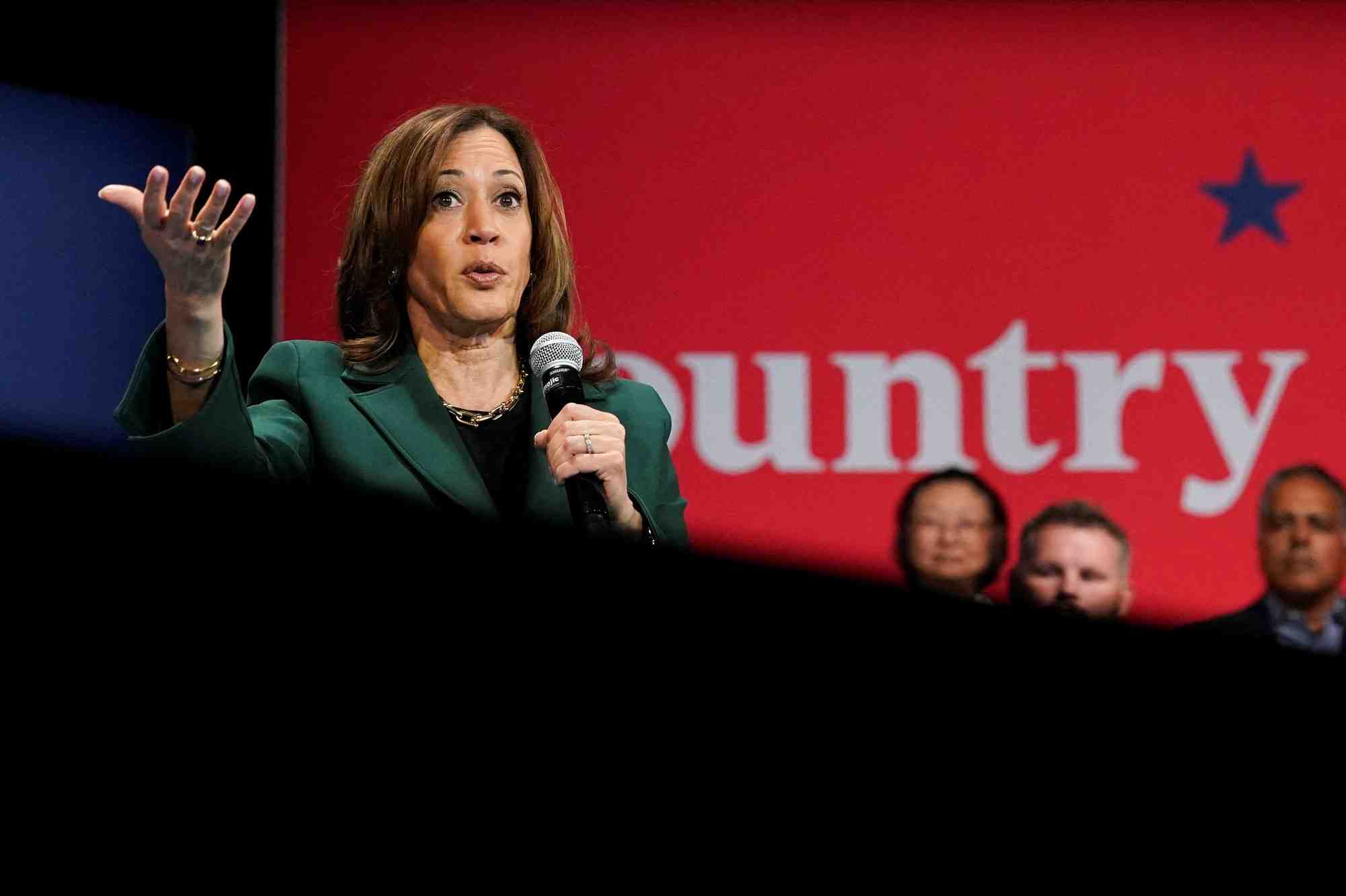 La candidate democrate a la presidence, la vice-presidente des etats-unis kamala harris, assiste a une conversation moderee par charlie sykes avec l'ancienne representante des etats-unis liz cheney (r-wy) a brookfield, wisconsin