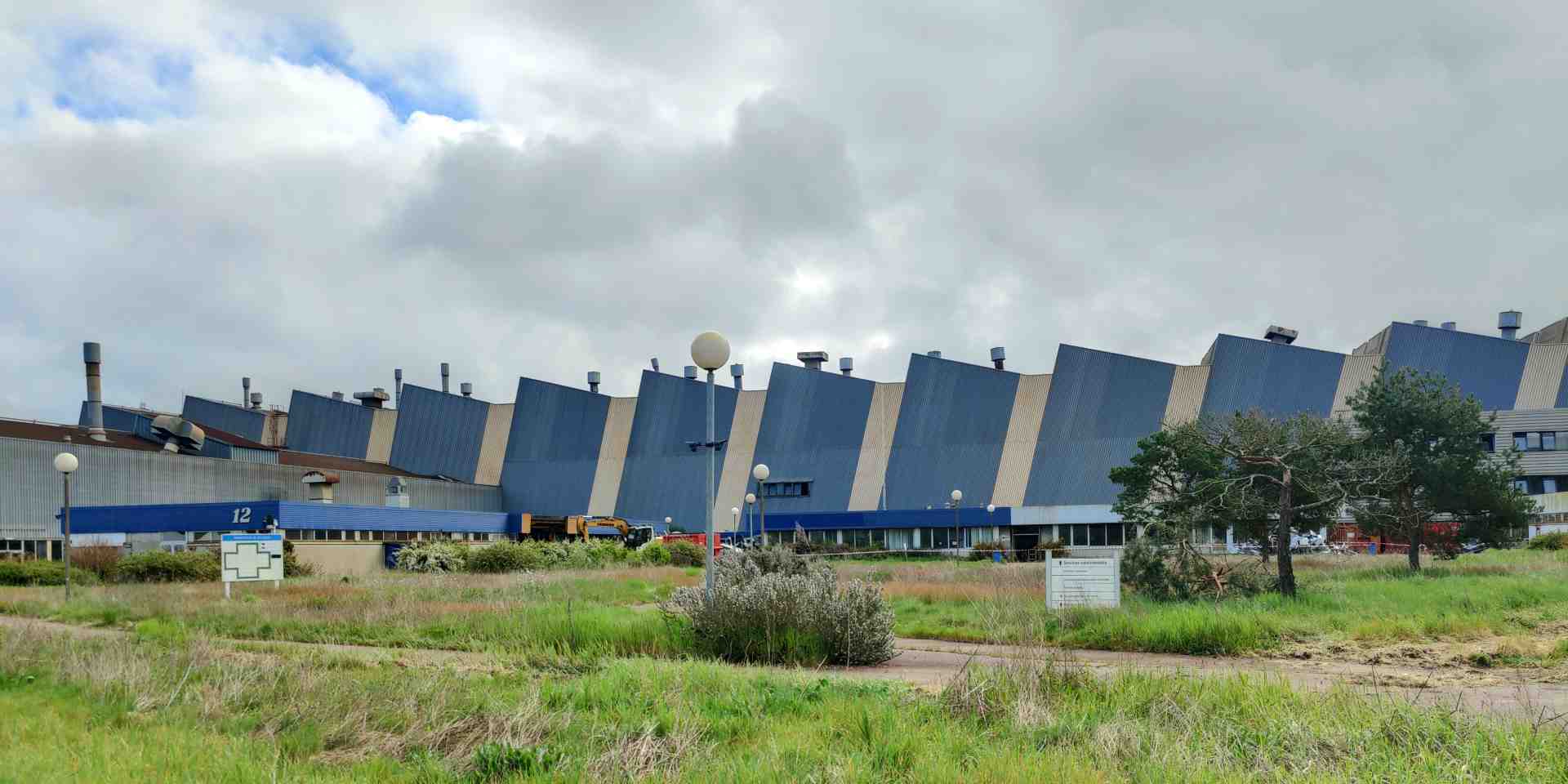 La quasi-totalité des bâtiments des ex Fonderies du Poitou seront démolis d'ici la fin de l'année pour laisser la place à une centrale photovoltaïque.
