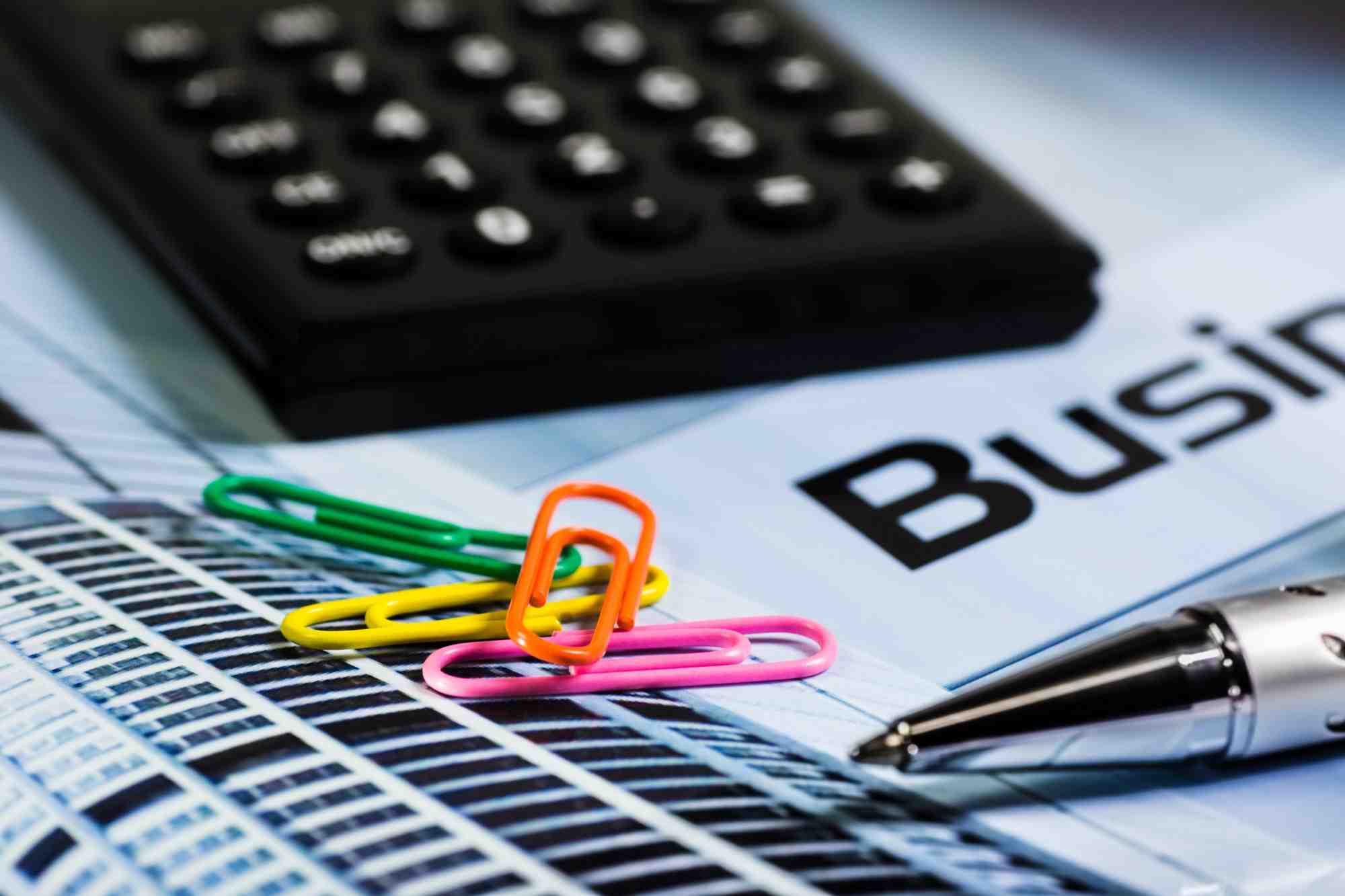 Calculatrice et trombones (comptes, entrepreneurs, entreprises, argent, finances, TPE, PME, entreprenariat, finances, banques, startup, business plan, argent)