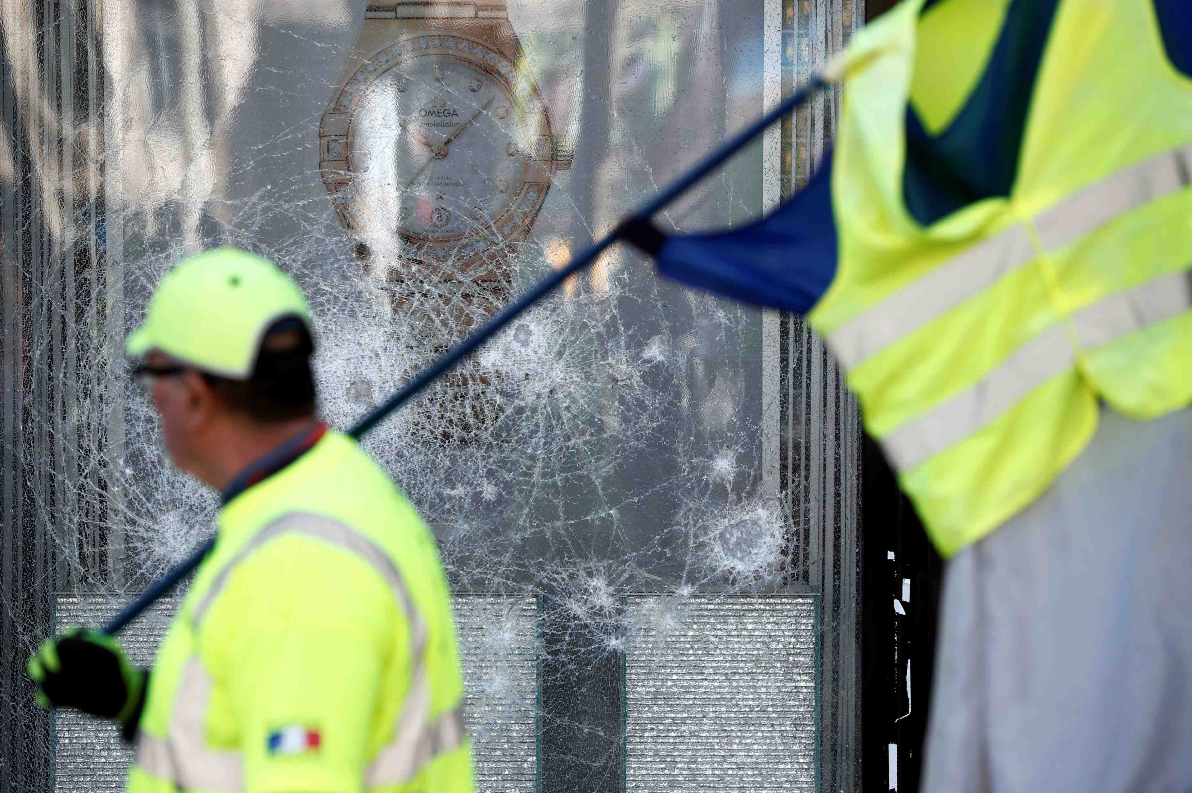 "gilets jaunes": le cout des degats assures revu a 200 millions d'euros