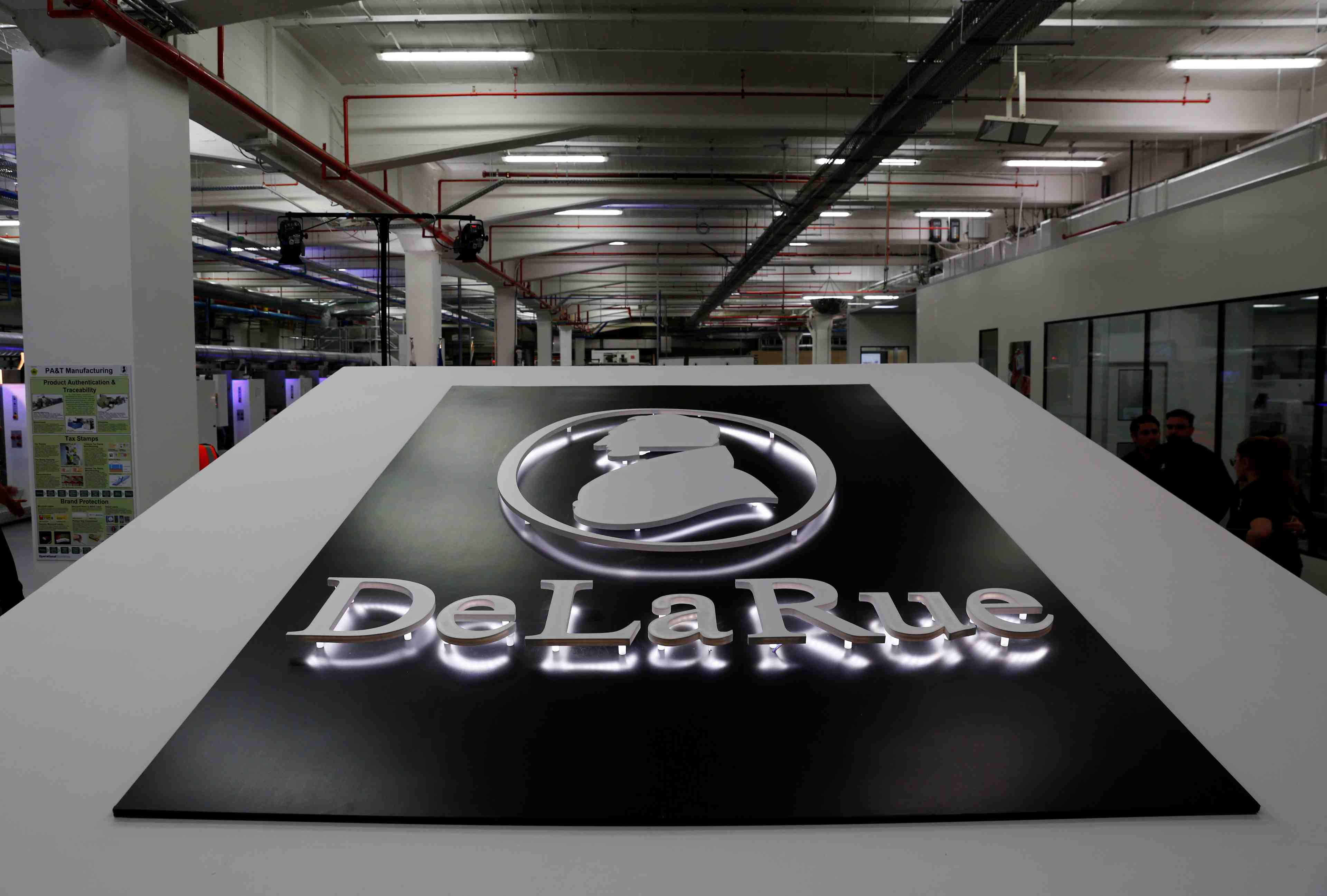 De la rue avertit sur ses resultats, change de dg, le titre chute