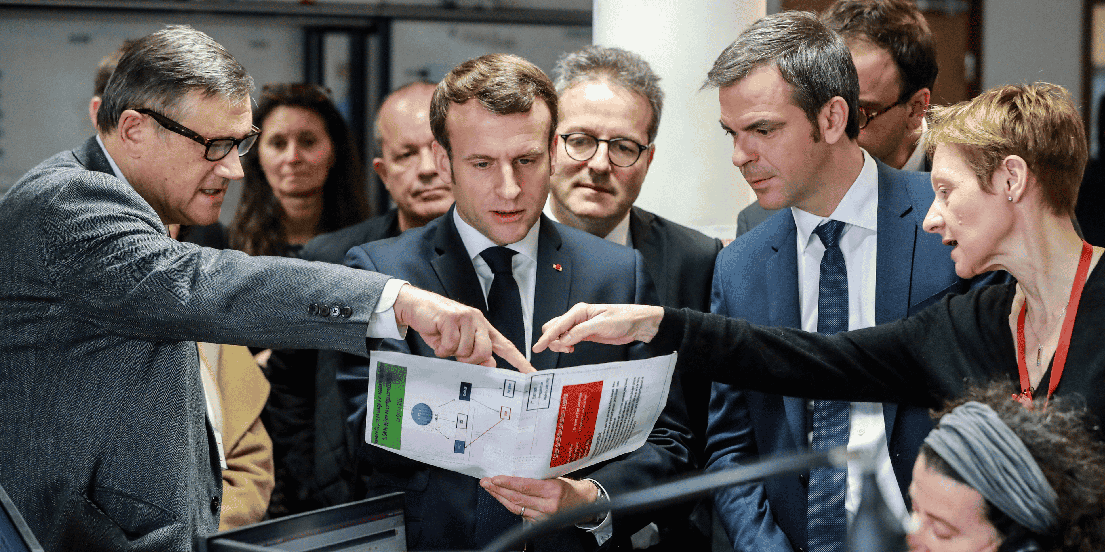 Coronavirus : Emmanuel Macron, le ministre de la Santé Olivier Véran et Martin Hirsch, le président de l'AP-HP écoutent le professeur Pierre Carli, chef du service de régulation du Samu de Paris à l'Hôpital Necker