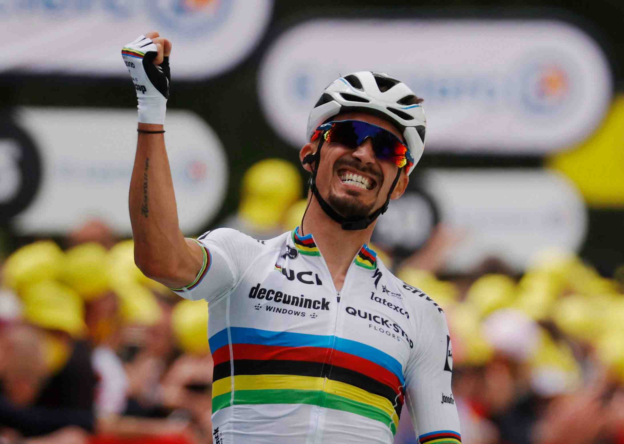 La pancarte d'une spectatrice provoque une chute du peloton du tour de france