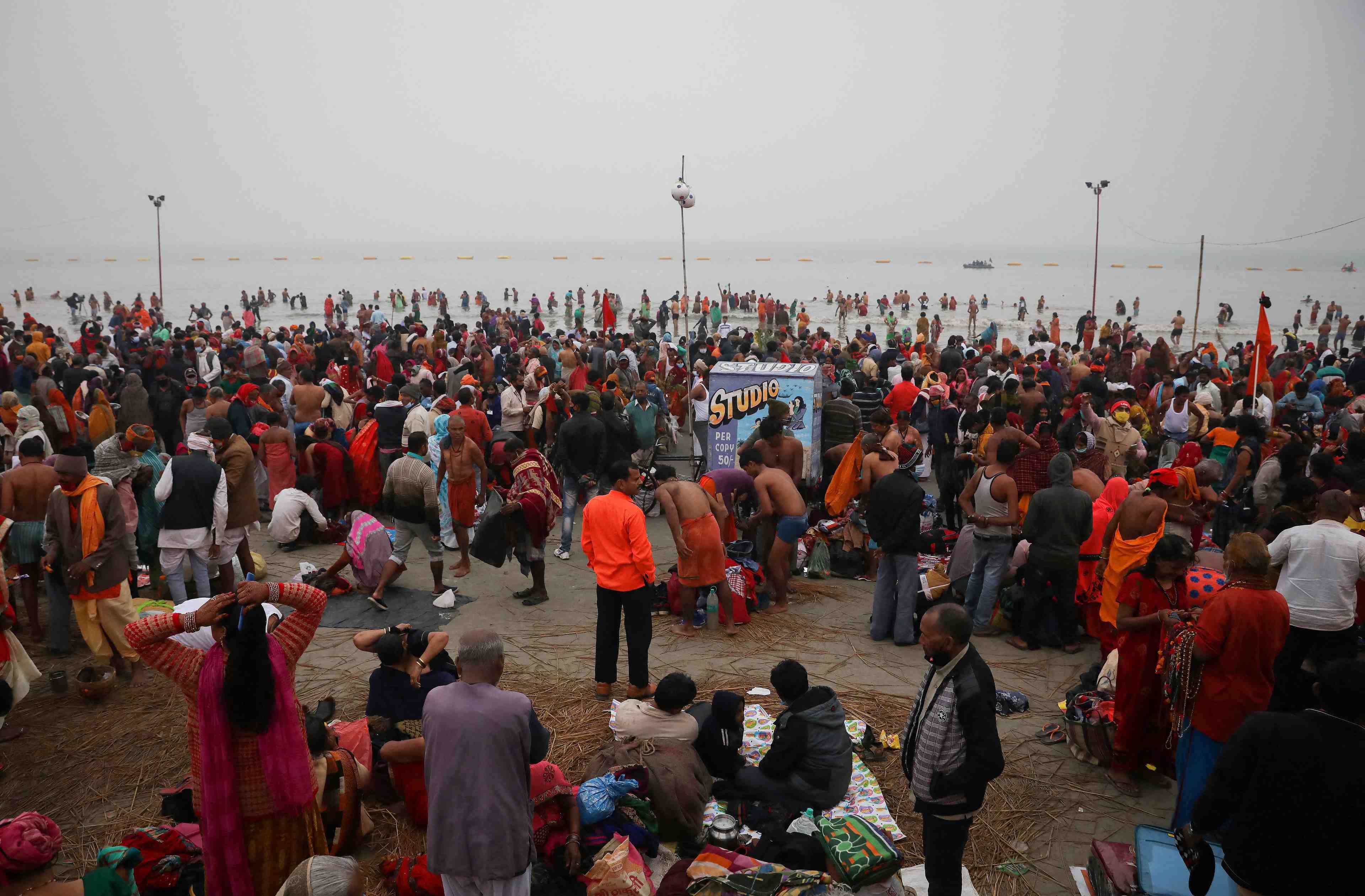 Des centaines de milliers d'hindous s'immergent dans le gange malgre le covid-19