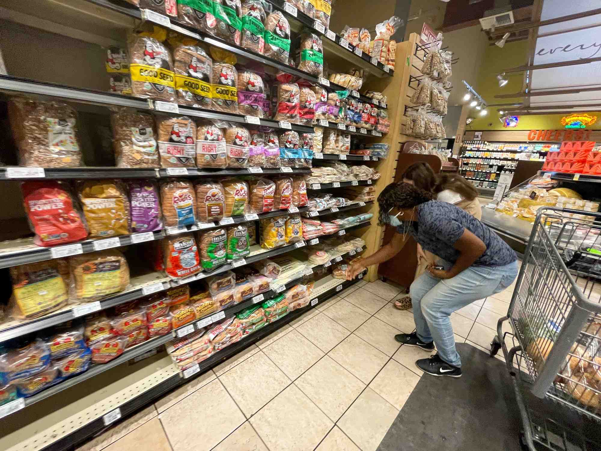 Des gens font leurs courses dans un supermarche a los angeles