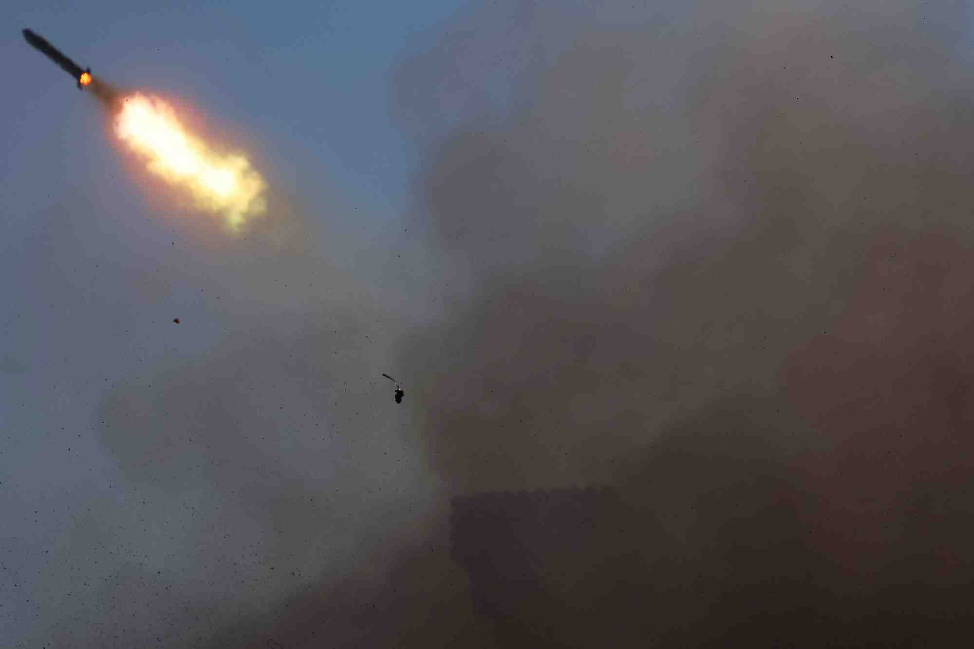 Des soldats ukrainiens tirent un missile dans la region de bakhmout