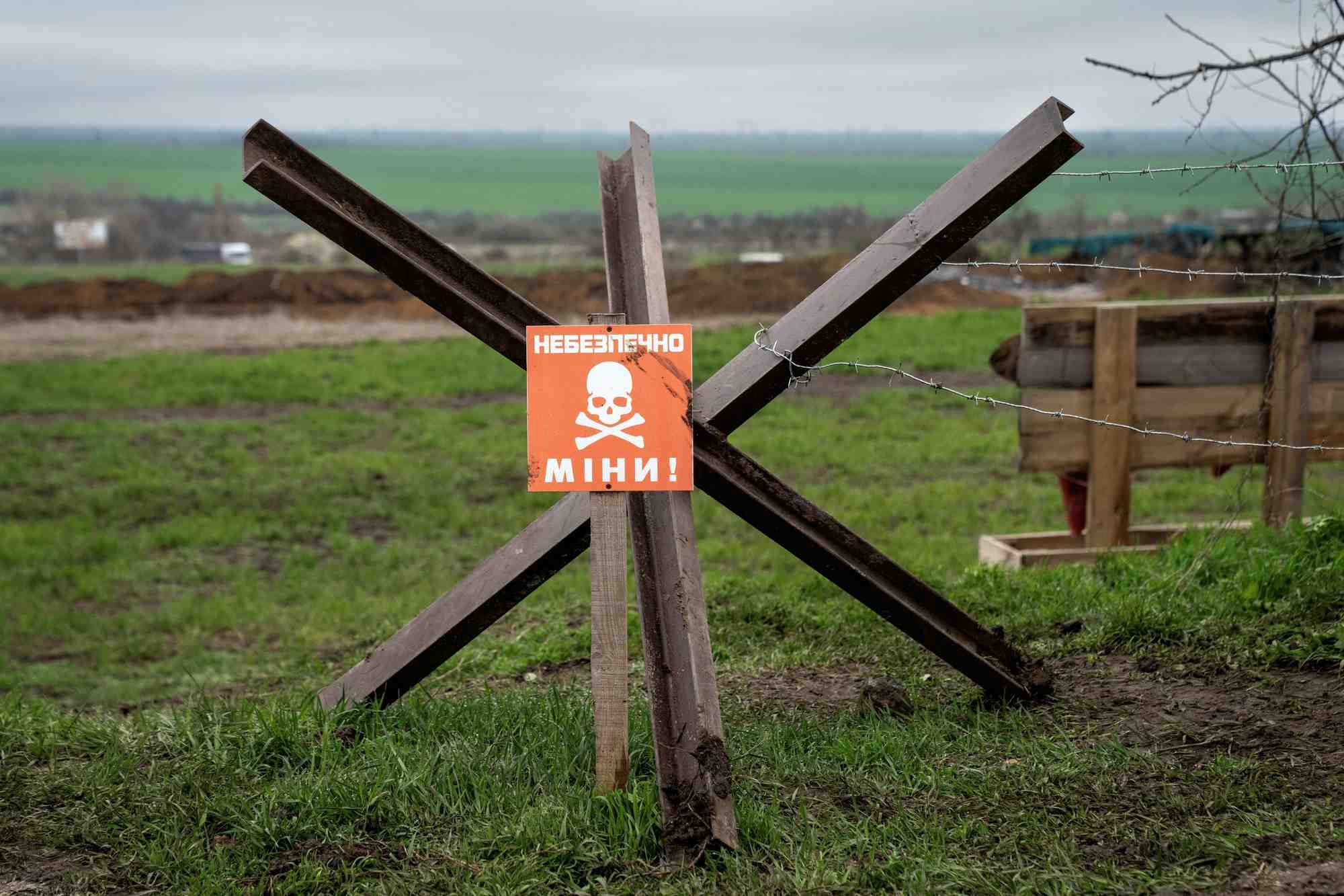 Un panneau avertissant d'un champ de mines a odessa, en ukraine