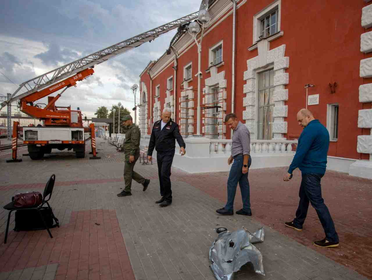 Le gouverneur de la region de koursk, roman starovoit, inspecte une gare endommagee a la suite d'une attaque de drone a koursk