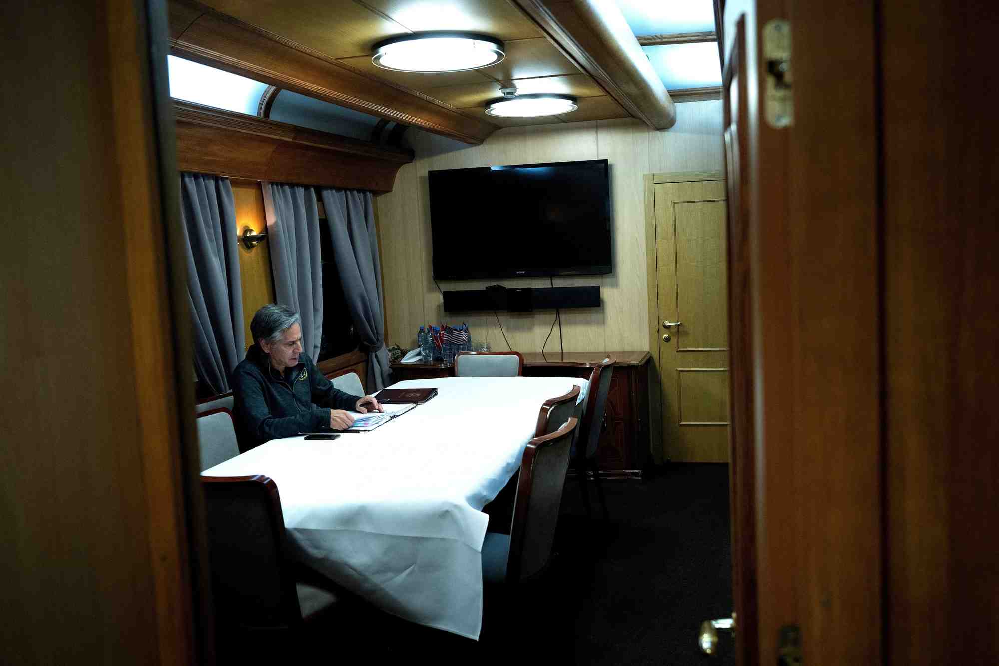 Le secretaire d'etat americain antony blinken travaille lors d'un voyage en train a kiev