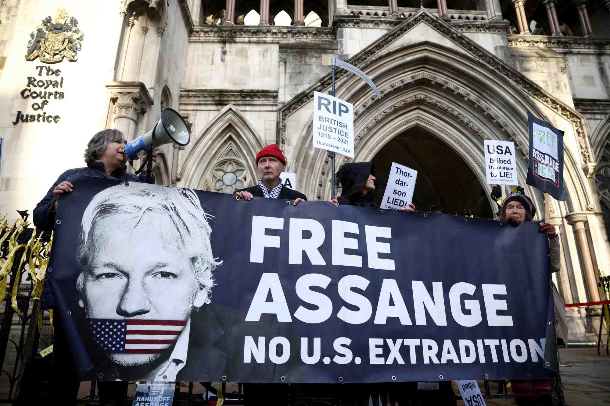 Des partisans de julian assange devant la cour royale de justice a londres