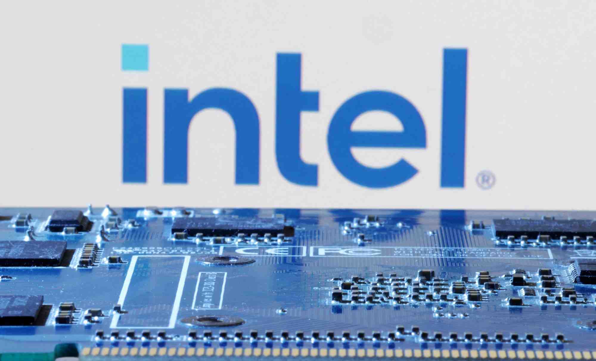 Illustration du logo intel sur une carte mere d'ordinateur