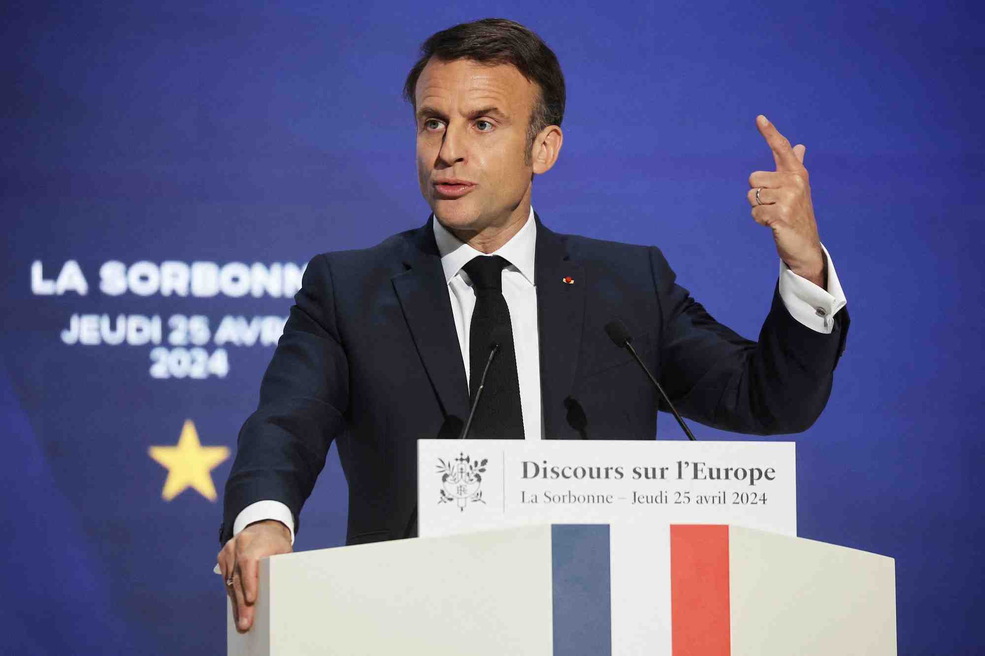 Le president francais emmanuel macron prononce un discours sur l'europe dans l'amphitheatre de l'universite de la sorbonne