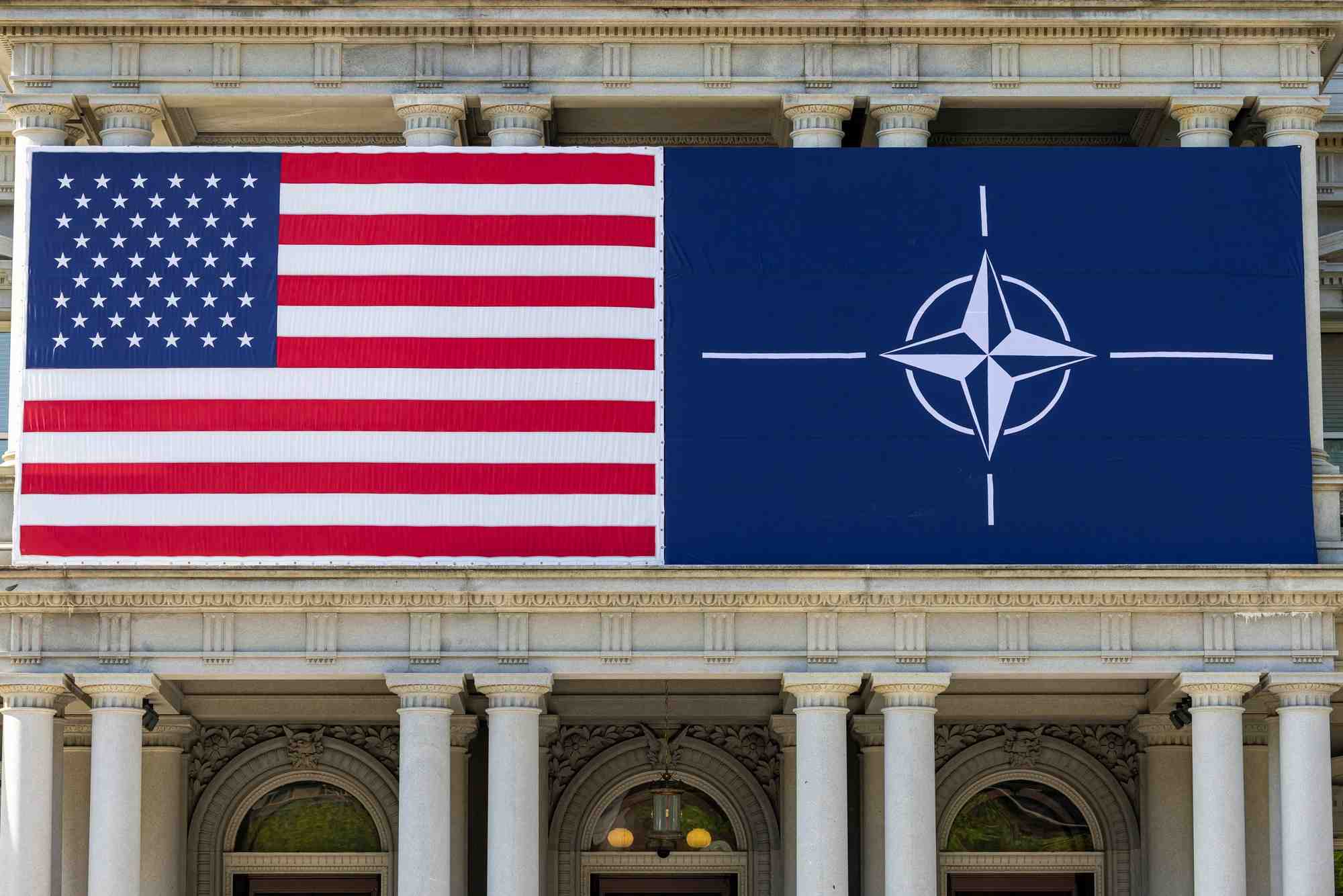 Le drapeau americain a cote du drapeau de l'otan a washington