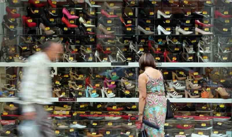La confiance du consommateur s'ameliore moins que prevu en zone euro