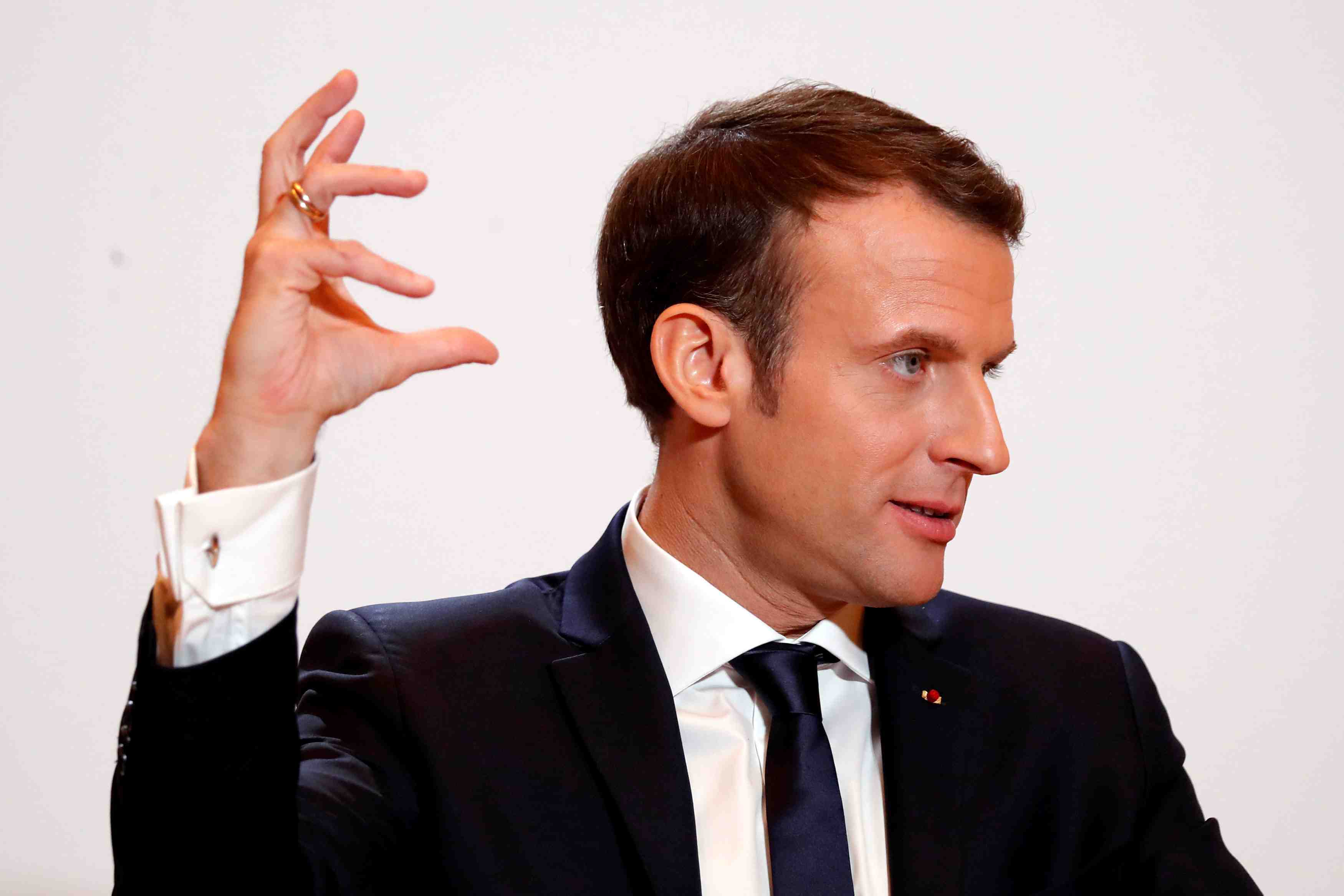 Macron au senegal pour defendre ses priorites, climat et education