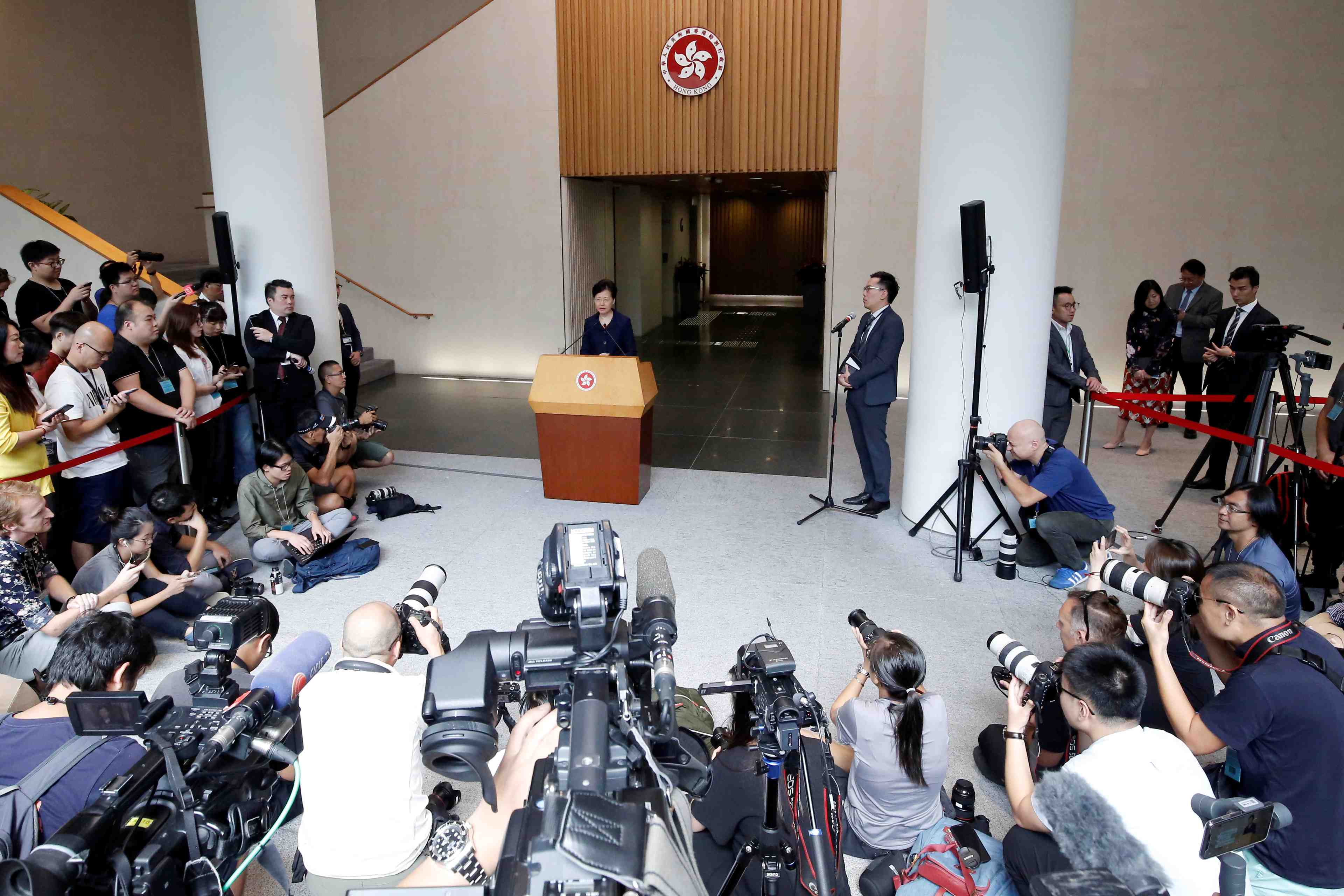 Carrie lam entrevoit une "issue" au chaos grace au dialogue