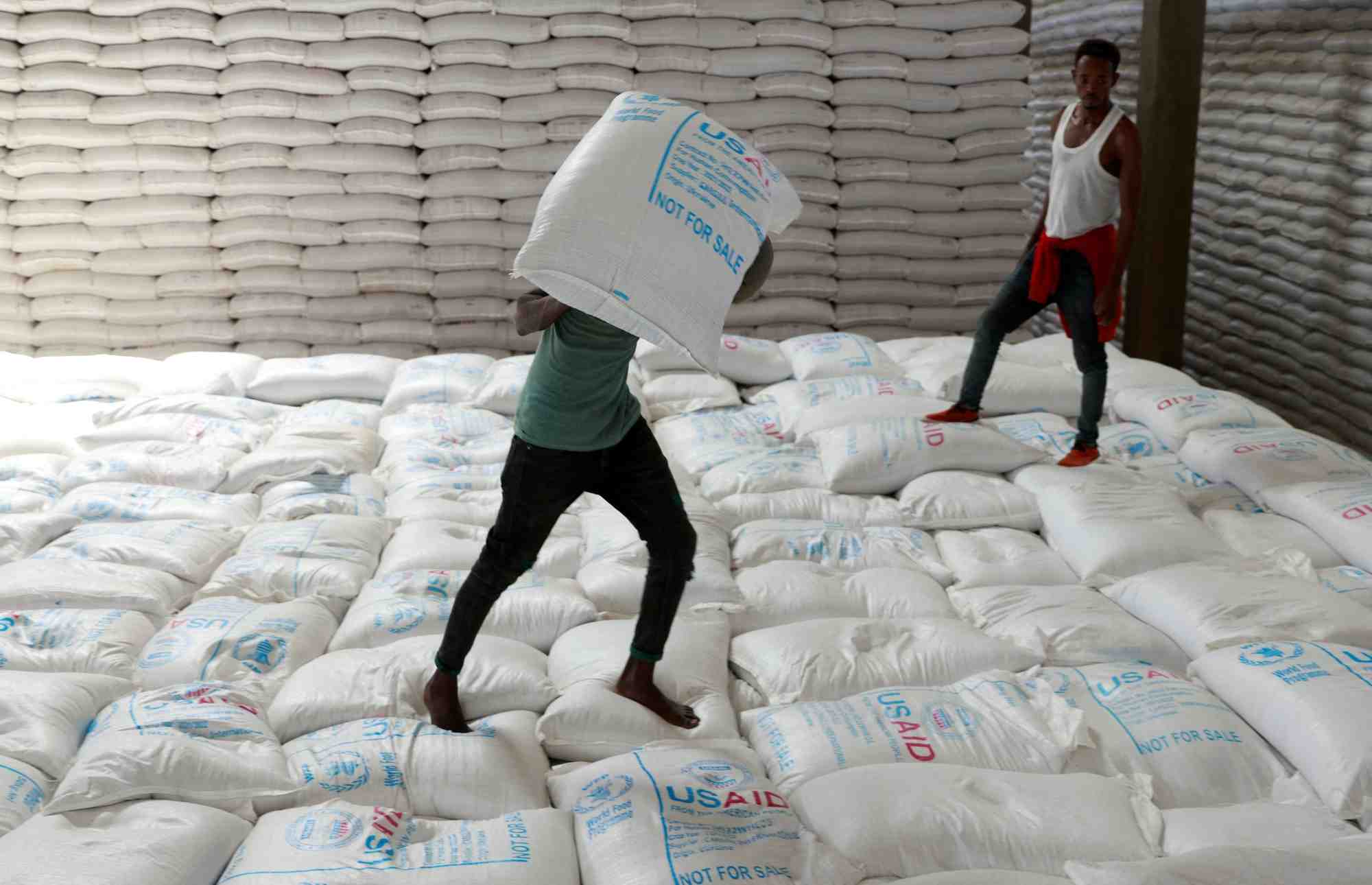 Des ouvriers dechargent des sacs de cereales provenant de l'aide alimentaire envoyee d'ukraine a l'entrepot du programme alimentaire mondial (wfp) dans la ville d'adama, en ethiopie