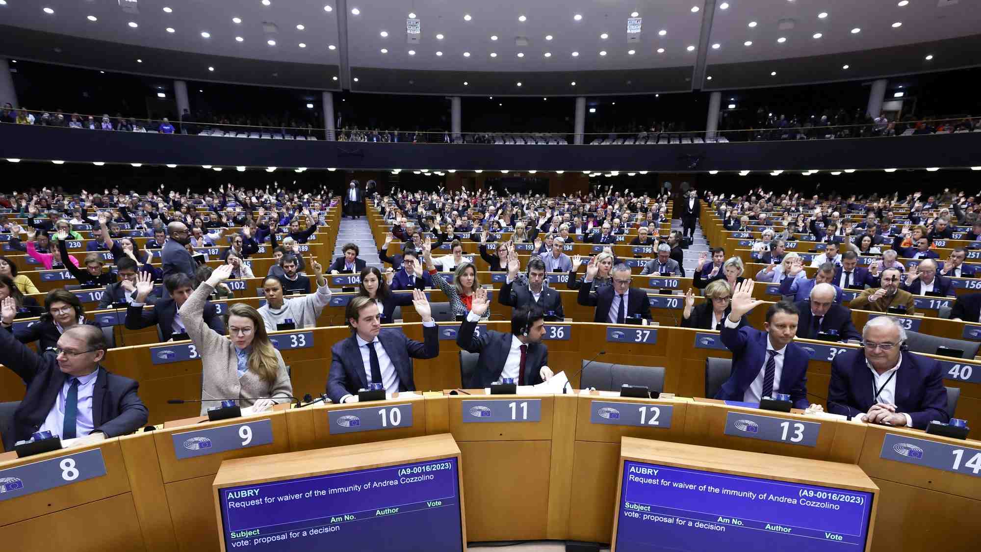 Vote du parlement europeen sur la levee de l'immunite de deux deputes europeens a bruxelles