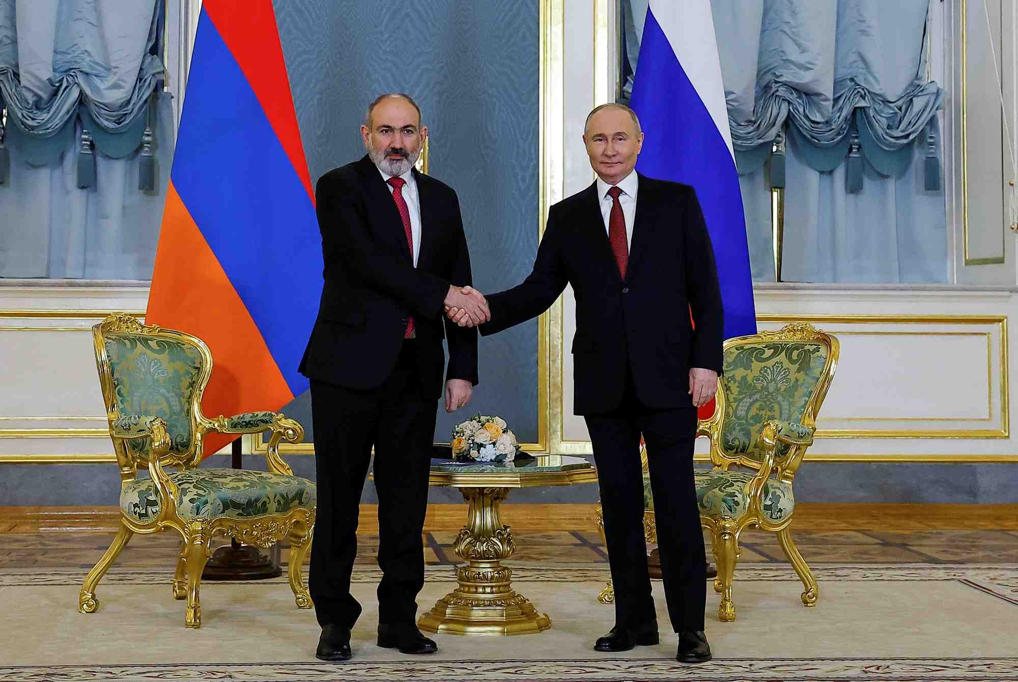 Le president russe vladimir poutine et le premier ministre armenien, nikol pashinyan, se serrent la main lors d'une reunion en marge du sommet de l'union economique eurasiatique a moscou.