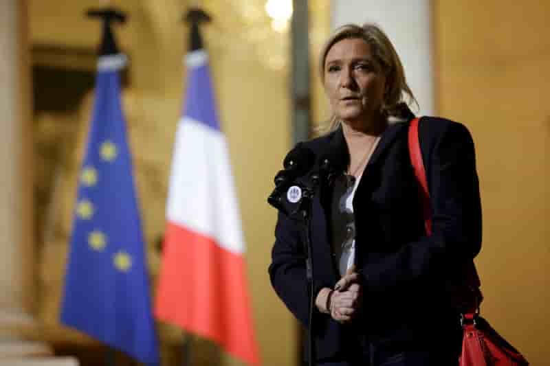 Marine le pen recue a l'elysee