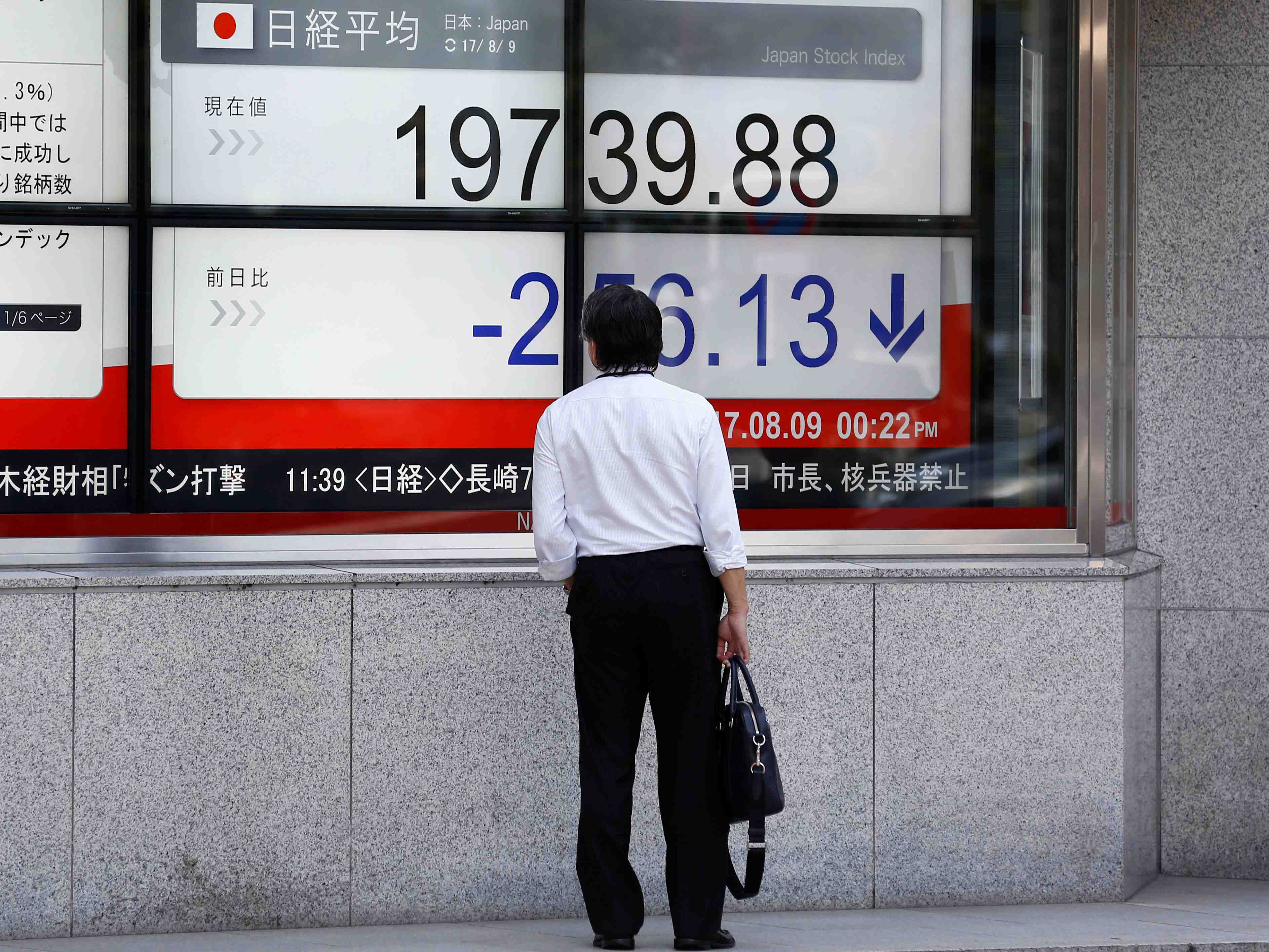 Le nikkei a tokyo finit en tres petite baisse