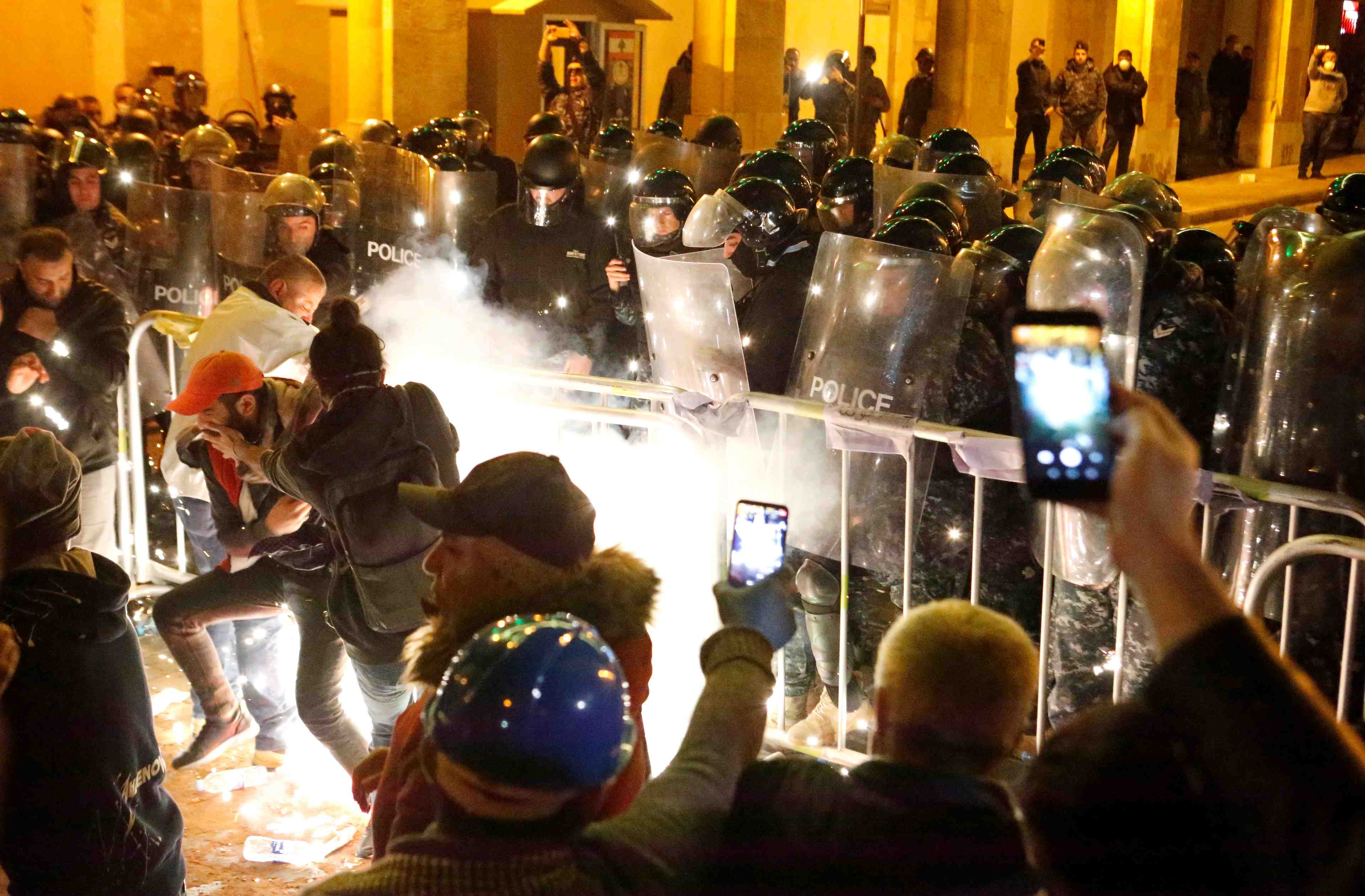 Liban: manifestation spontanee contre la presence de siniora a un concert