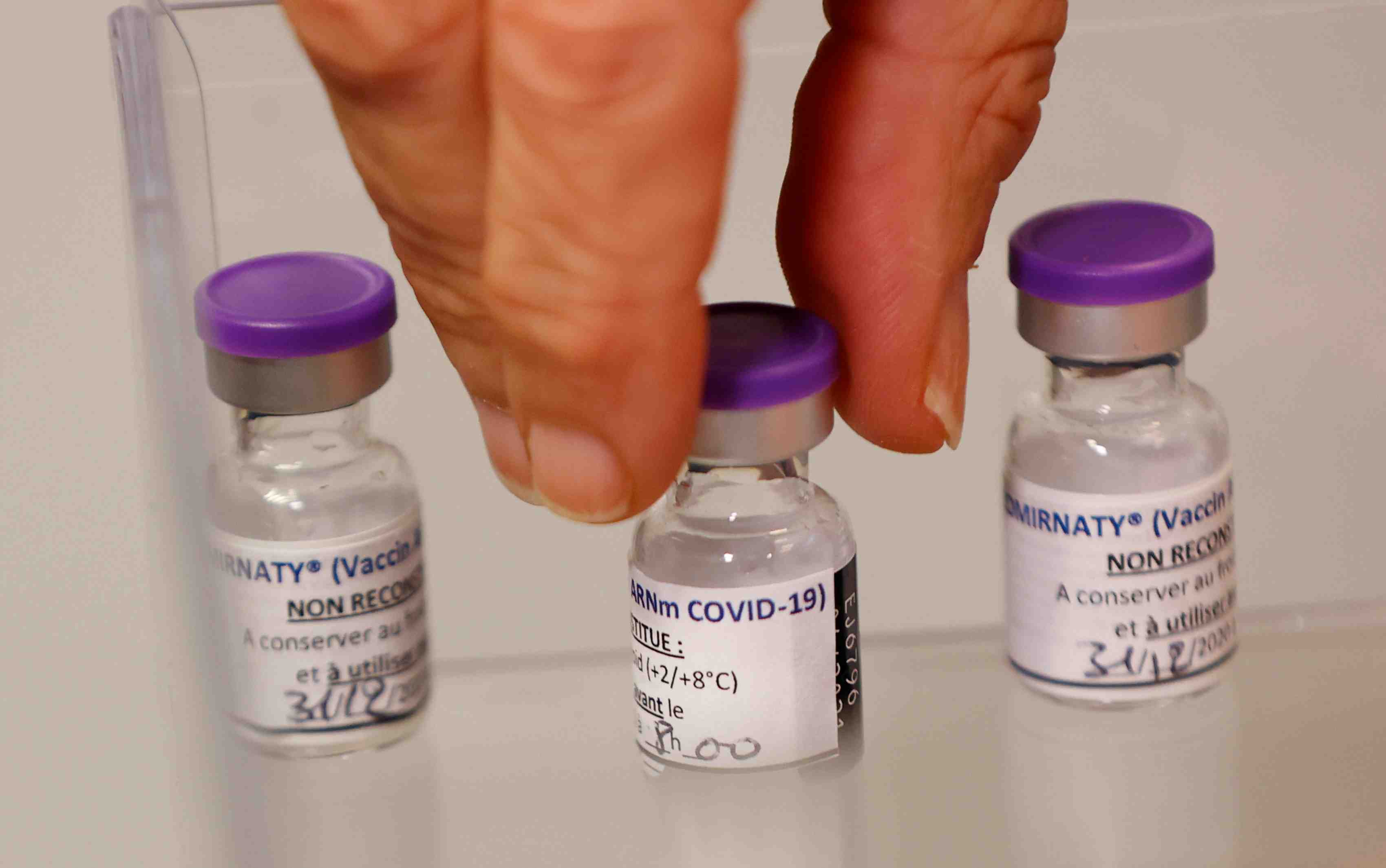 Plus de 11.000 nouveaux cas recenses en 24h, 384 deces a l'hopital