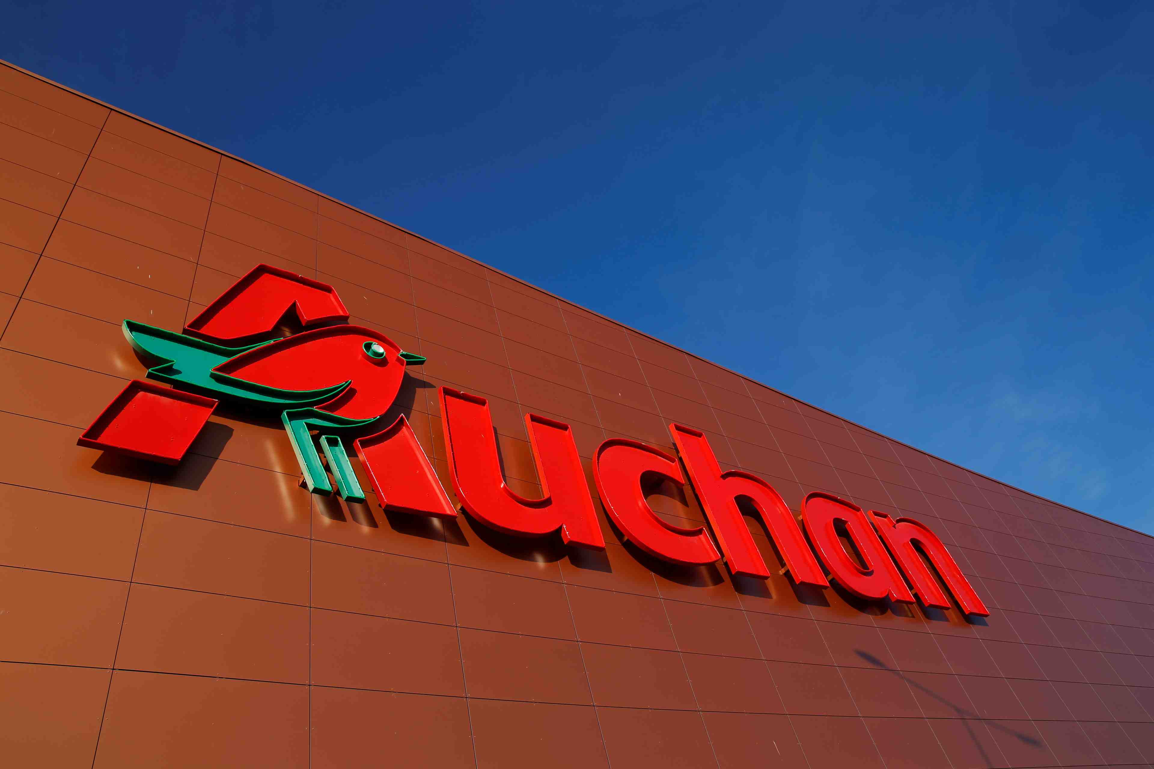 Auchan veut reduire davantage ses couts apres une hausse de ses resultats