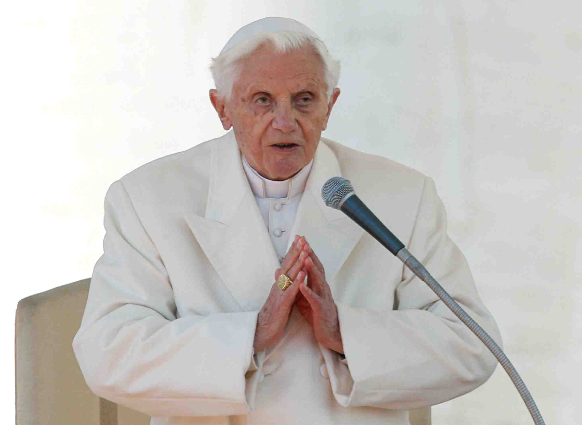 Abus sexuels: l'ancien pape benoit xvi reconnait des "erreurs"