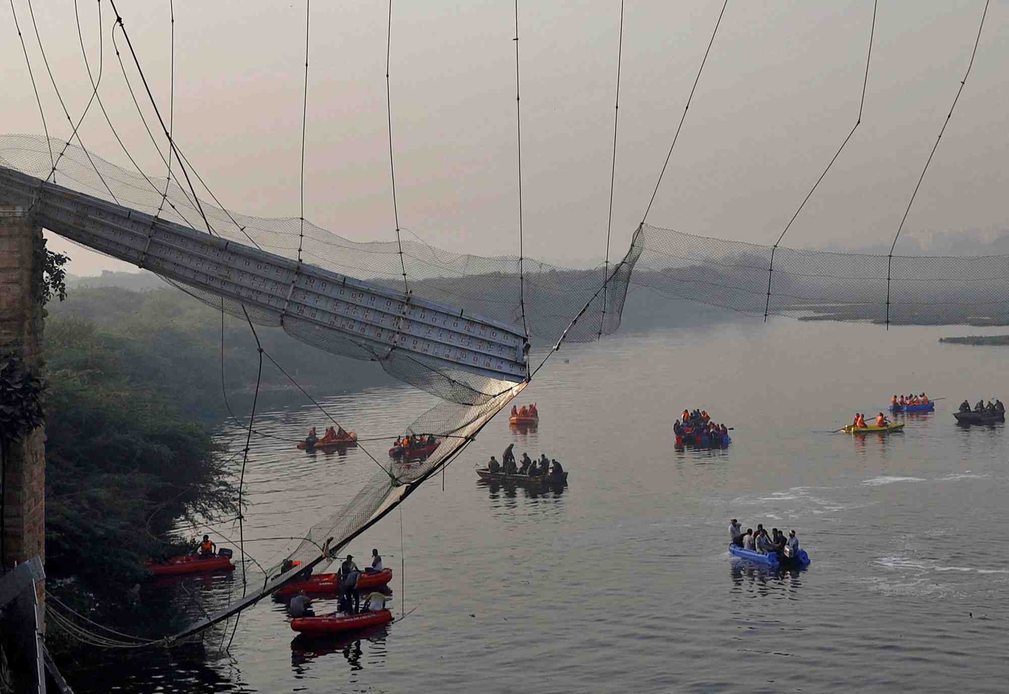 Partie endommagee d'un pont apres son effondrement a morbi, en inde