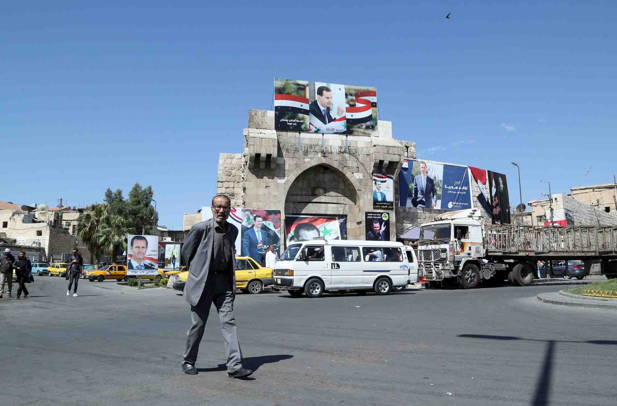 Un homme marche a damas, en syrie