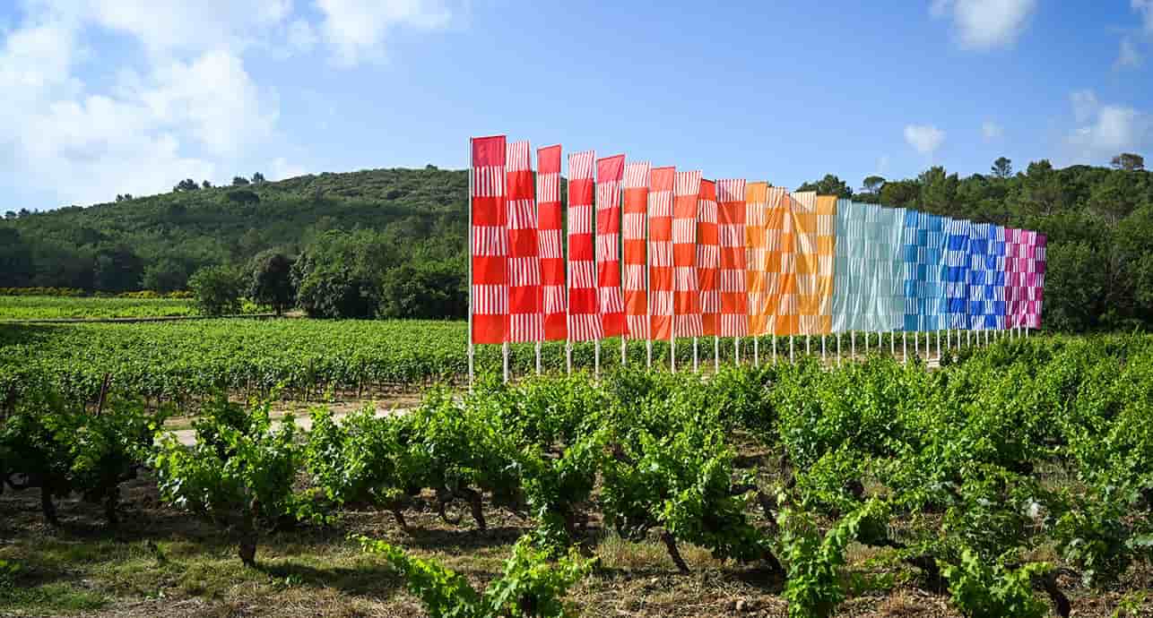 Daniel Buren, le damier arc-en-ciel ondulant, 2016.