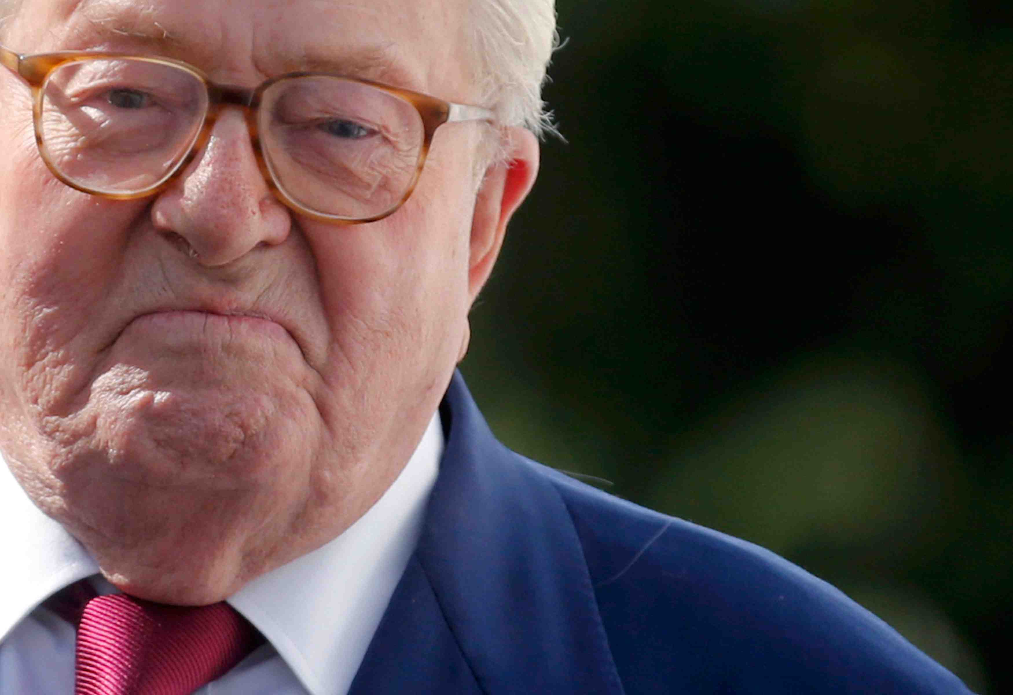 Jean-marie le pen se dit victime d'un "peloton d'execution"