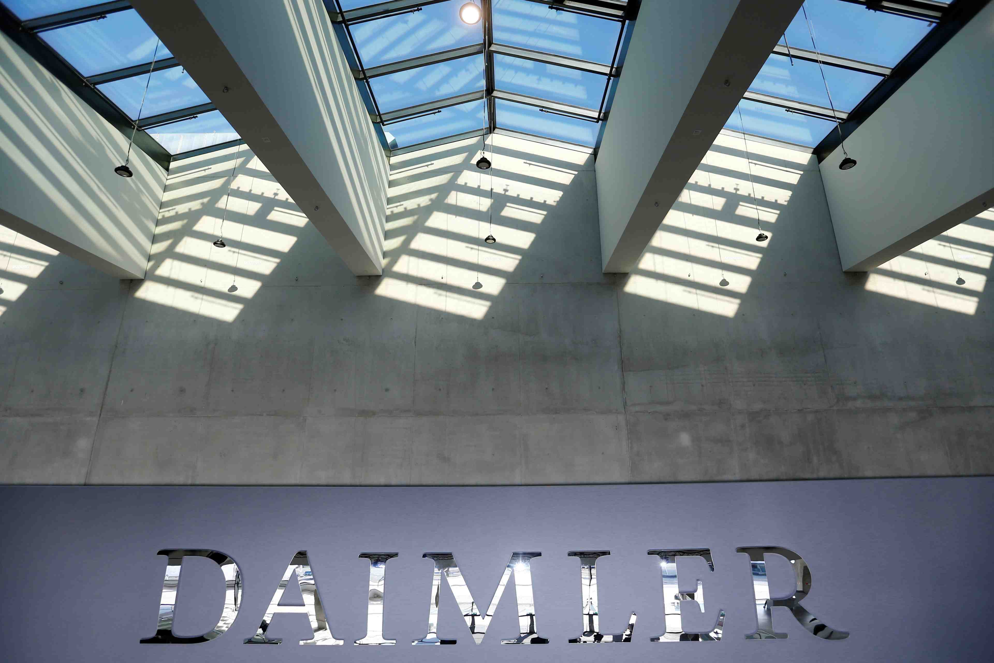 Daimler reduit son dividende avec le recul de son benefice