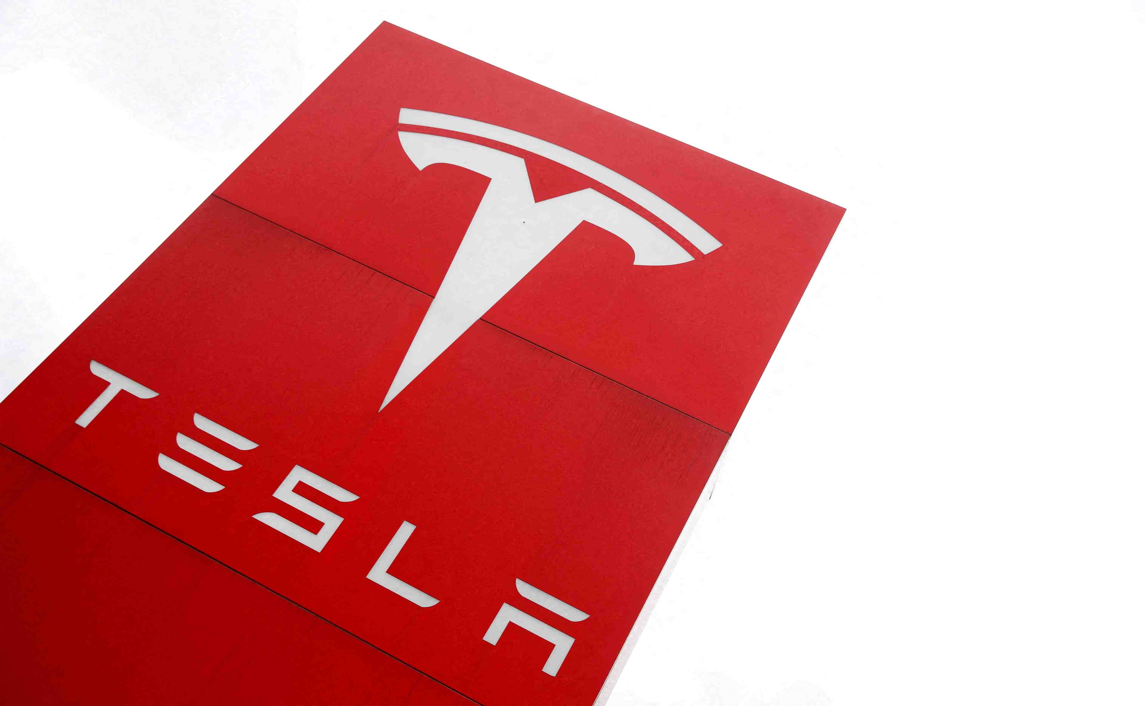 Tesla poursuit jpmorgan au sujet d'un contrat affecte par un tweet de musk