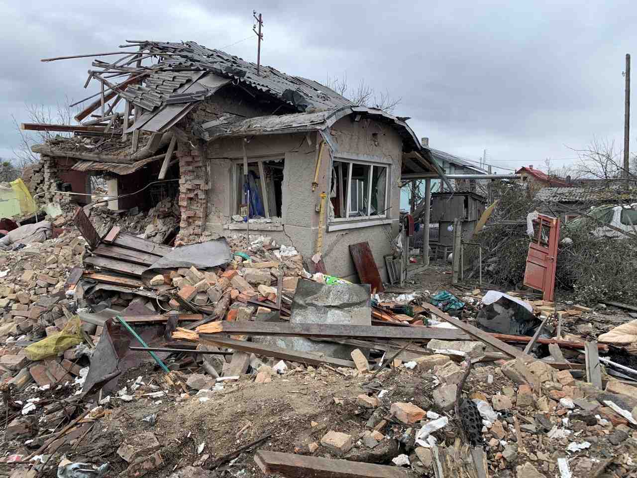 Les restes d'une maison suite a une frappe de missiles russes, dans la region de lviv