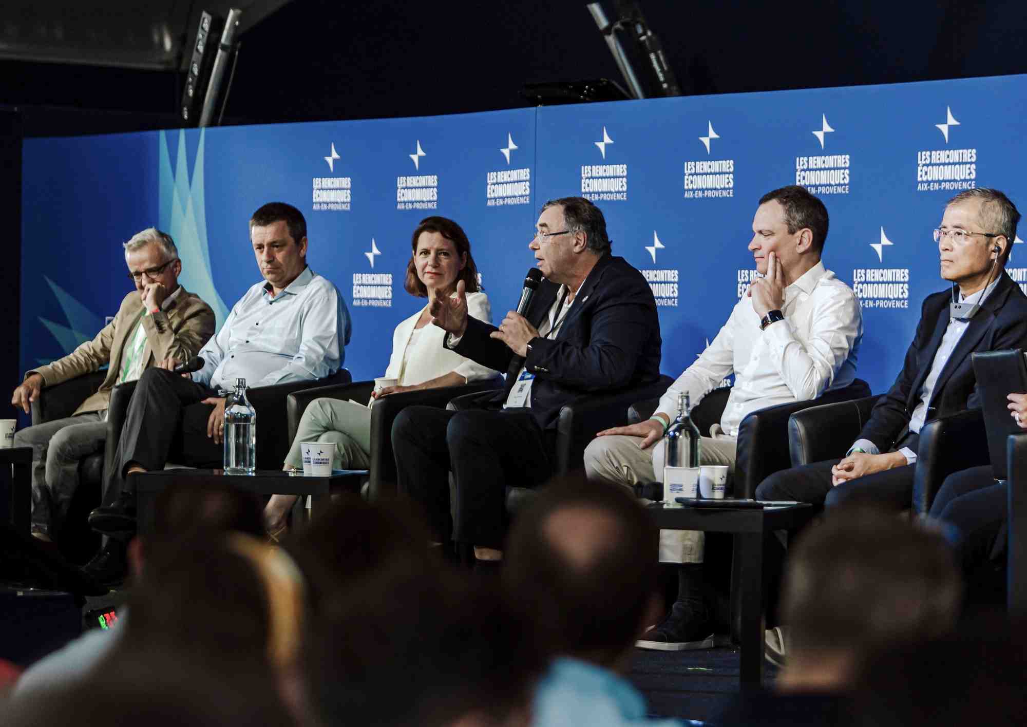 De gauche à droite: Patrice Geoffron, économiste, Luc Rémont, pdg d'EDF, Catherine MacGregor, DG d'Engie, Patrick Pouyanné, pdg de TotalEnergies, Arnaud Pieton, DG de Technip Energies et Keisuke Sadamori, directeur Marchés de l'énergie et sécurité à l'Agence internationale de l'énergie.