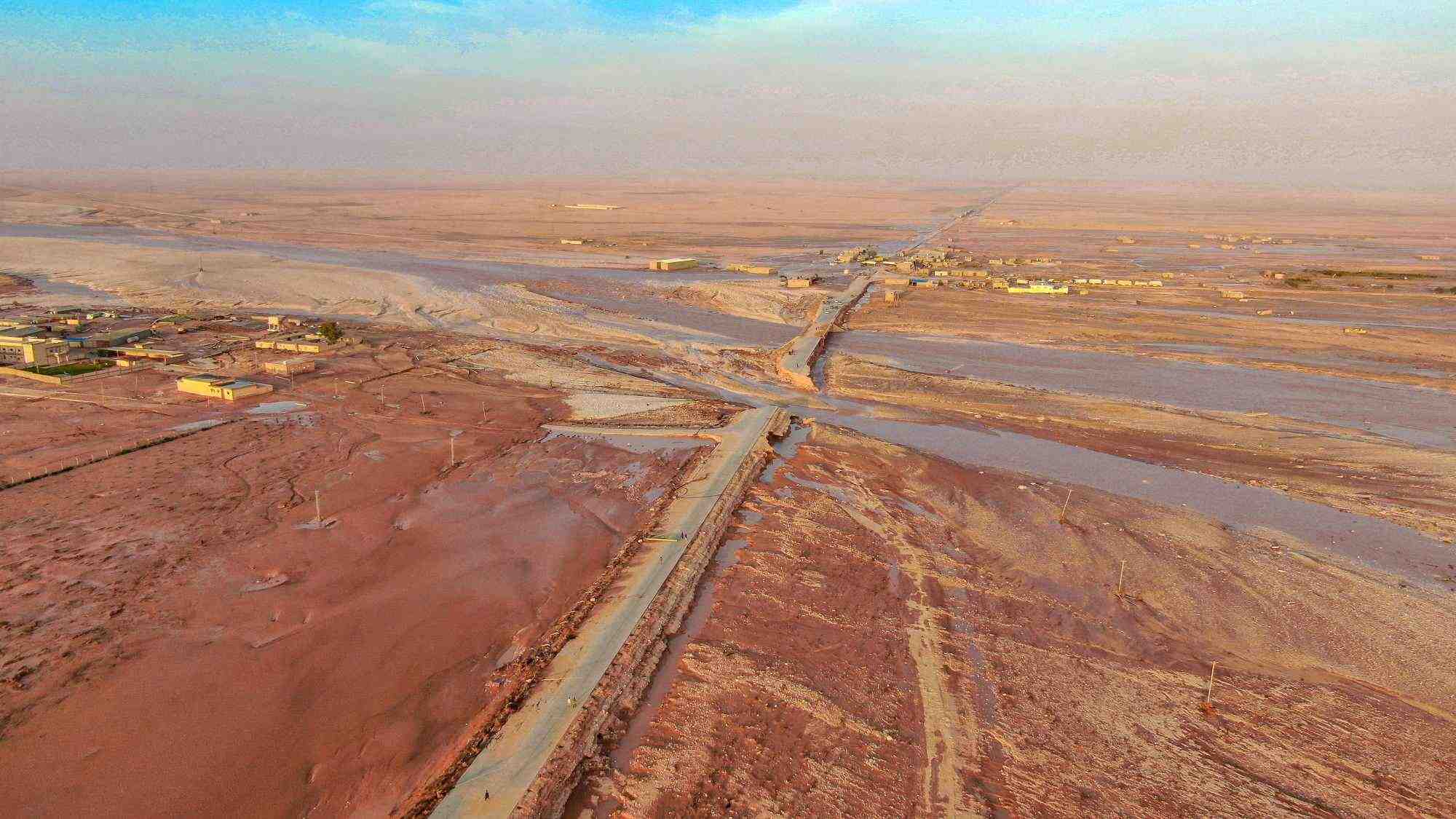 Vue generale des eaux de crue couvrant la region en al-mukhaili, en libye
