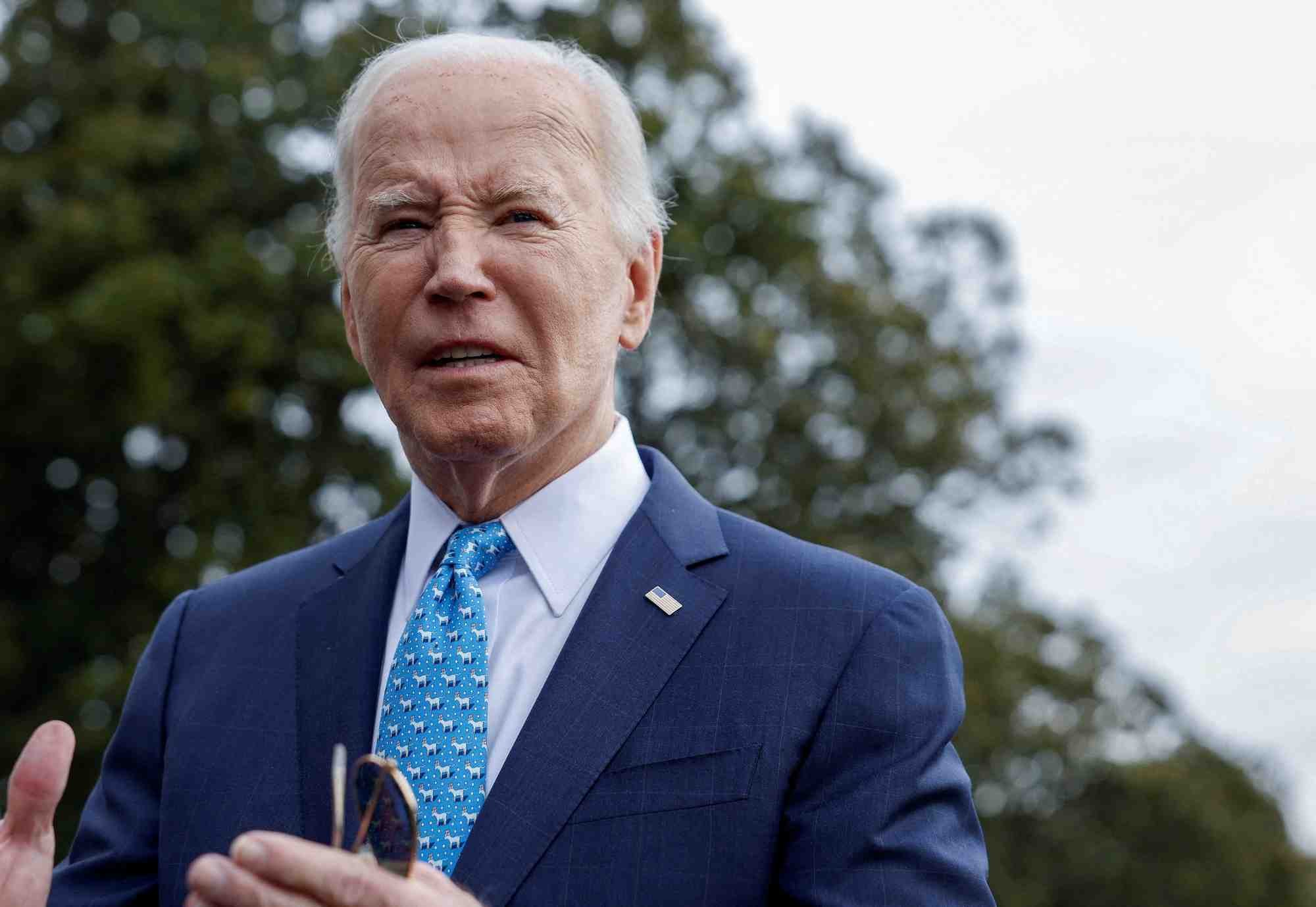 Joe biden s'adresse aux medias a washington