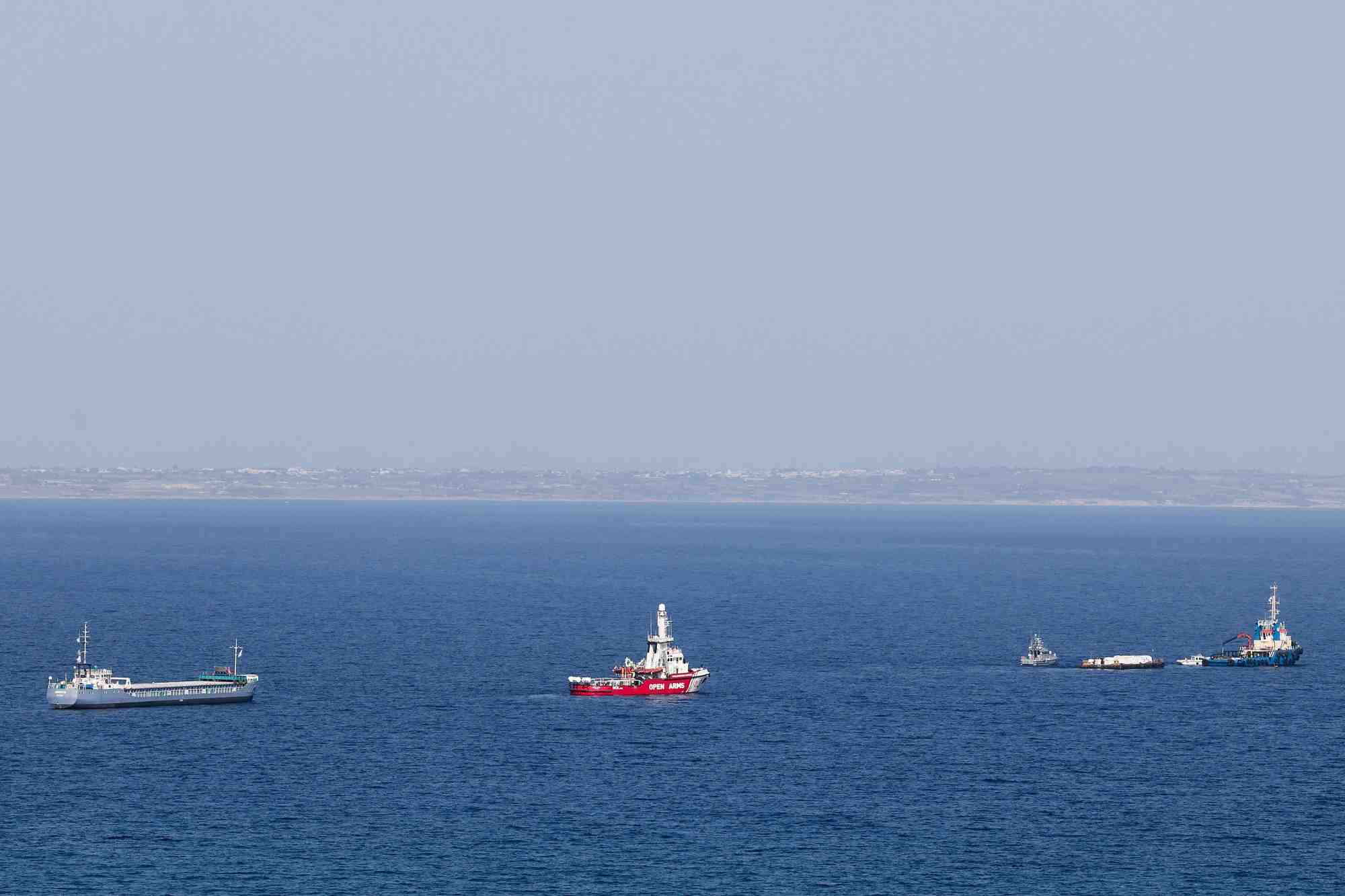Des navires partent de larnaca avec de l'aide humanitaire pour gaza