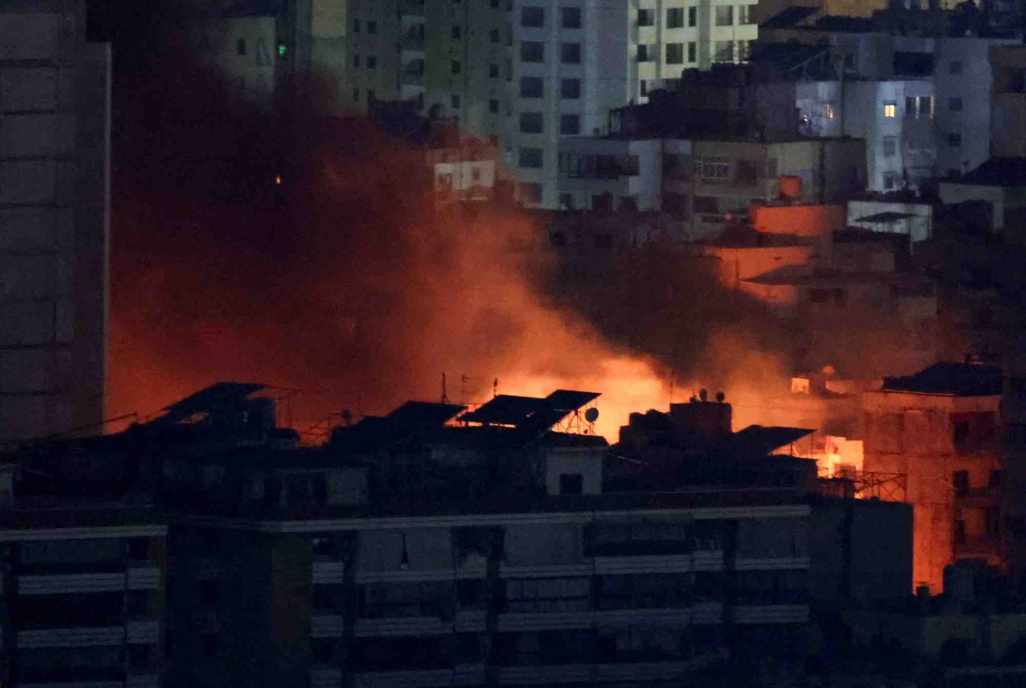 De la fumee s'eleve au-dessus des banlieues sud de beyrouth