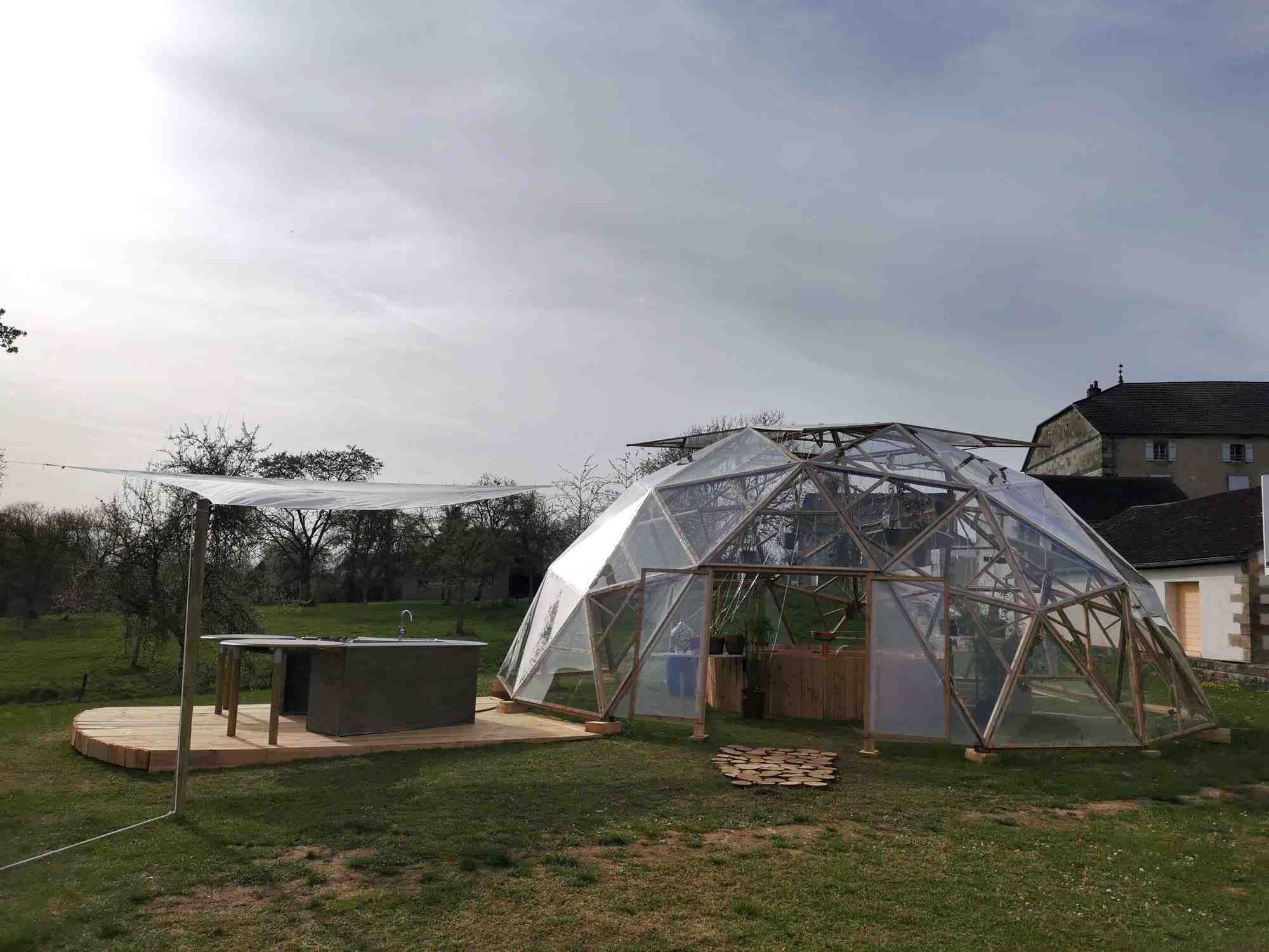 Dôme installé dans le verger de l'écomusée à Fougerolle, en haute-Sâone, en 2021, dont s'inspire l'association Art-Alimentation-Autonomie-Amour-Abeille-Arbre pour Avenir, pour son projet de cuisine solaire.