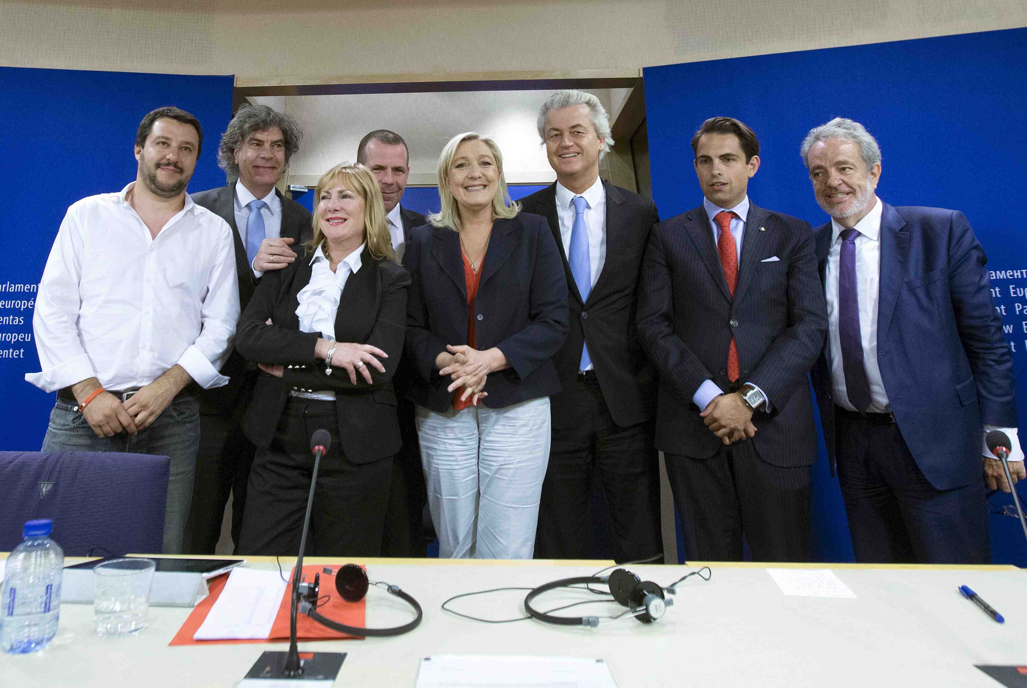Le front national forme un groupe au parlement europeen