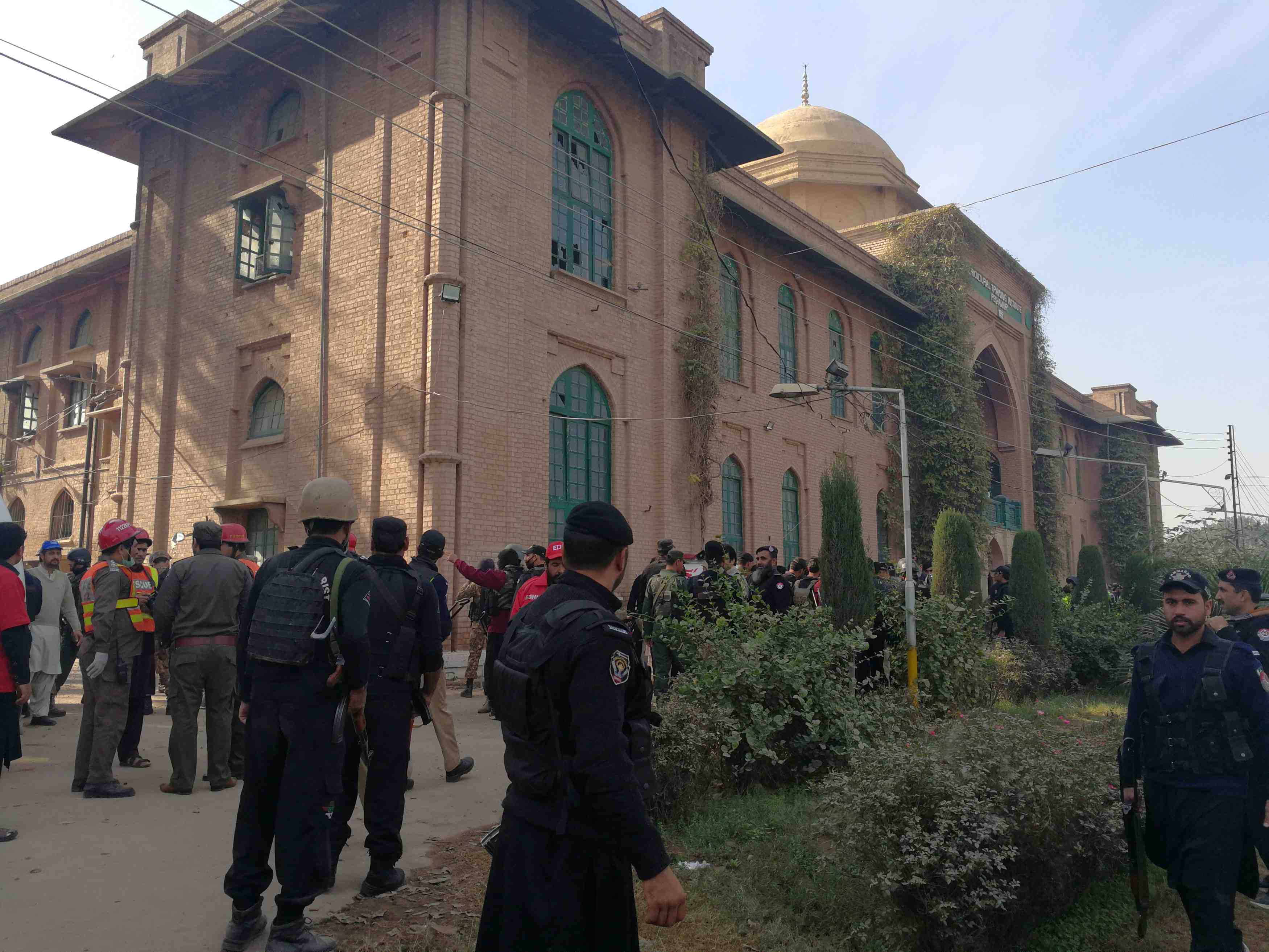 Des taliban attaquent un campus au pakistan, neuf morts