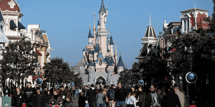 Disney: le benefice du 1er trimestre porte par les parcs a themes