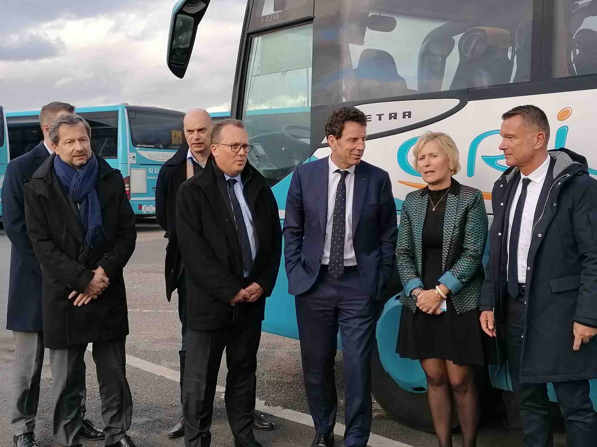 De gauche à droite: Laurent Mazille, délégué général du GITL et directeur des relations institutionnelles de Transdev, Olivier Humbaire, 1er VP de la FICIME et président du SECIMAVI, Olivier Darbois, président de Prodiss, Jean-Sébastien Barrault, président de la FNTV, Geoffroy Roux de Bézieux, président du Medef, Christine Français, directrice générale de Grisel et Rodolphe Lanz, secrétaire général de la FNTR.
