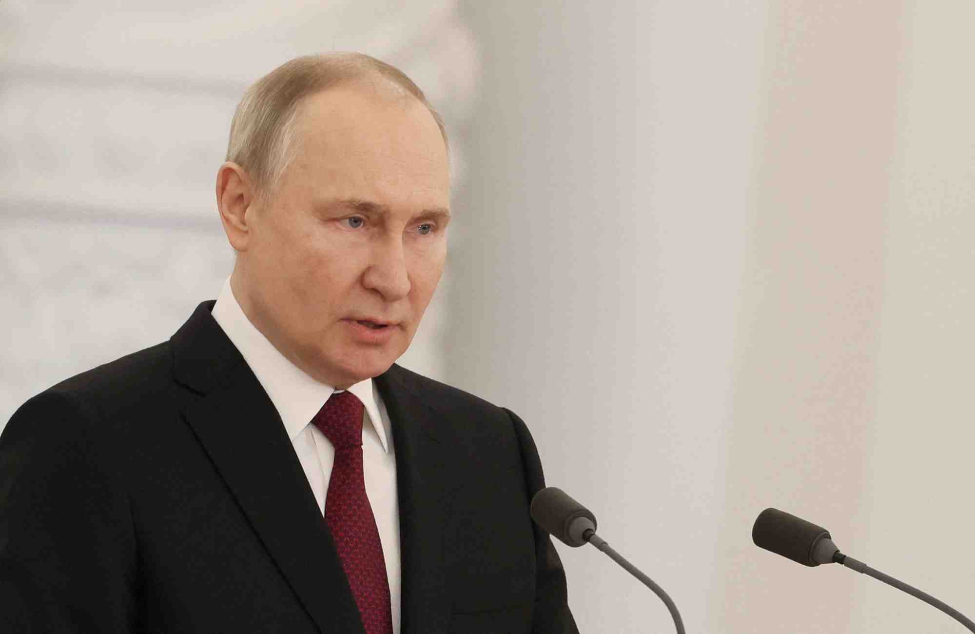 Vladimir poutine durant un discours lors d'une ceremonie militaire