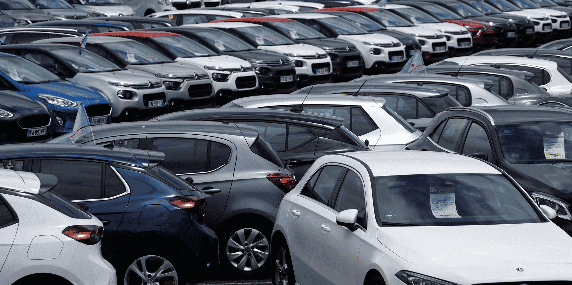 Des voitures d'occasion sont exposees a la vente dans une concession automobile a vigneux-de-bretagne