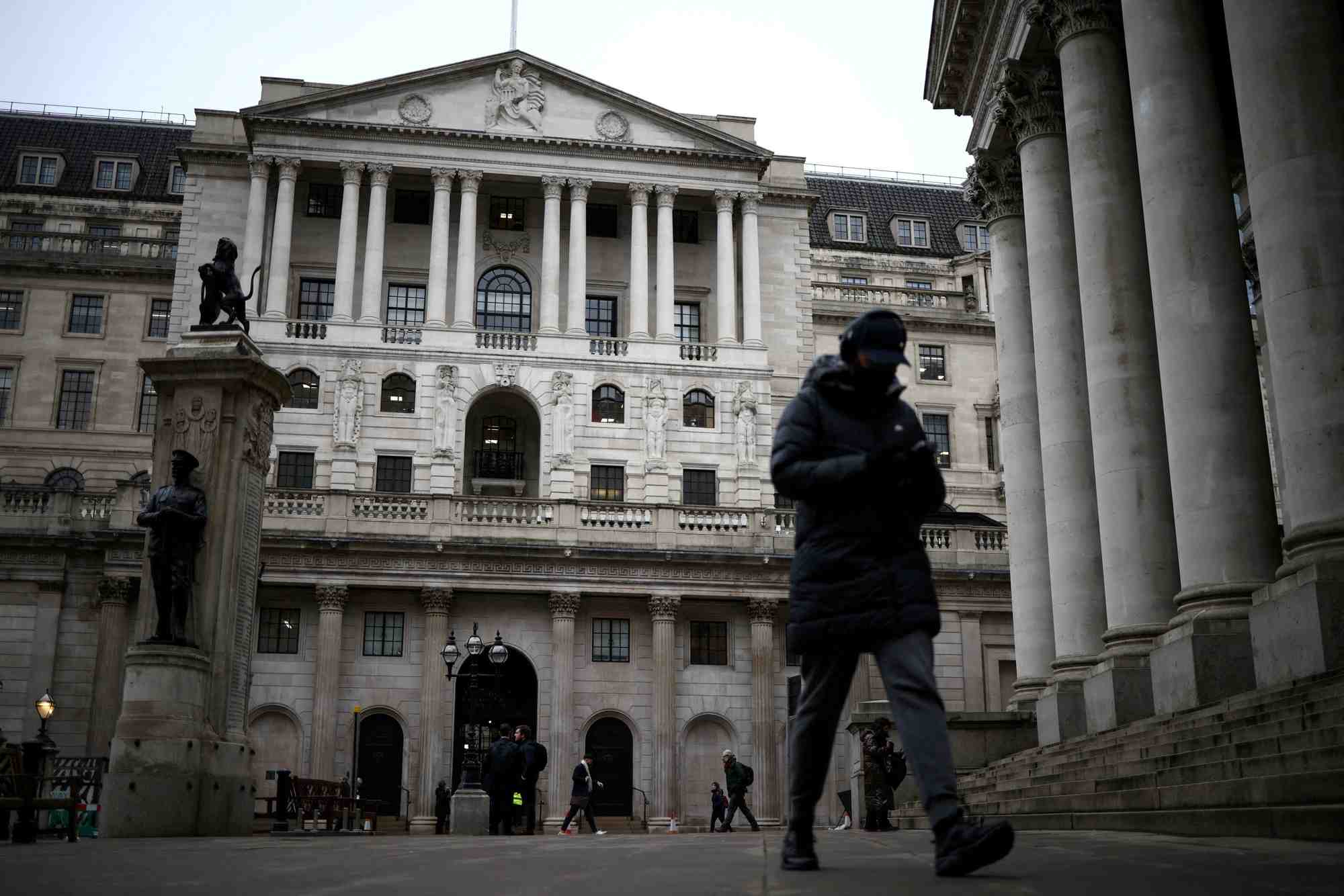Photo d'archives montrant des gens qui marchent a cote de la banque d'angleterre (boe)