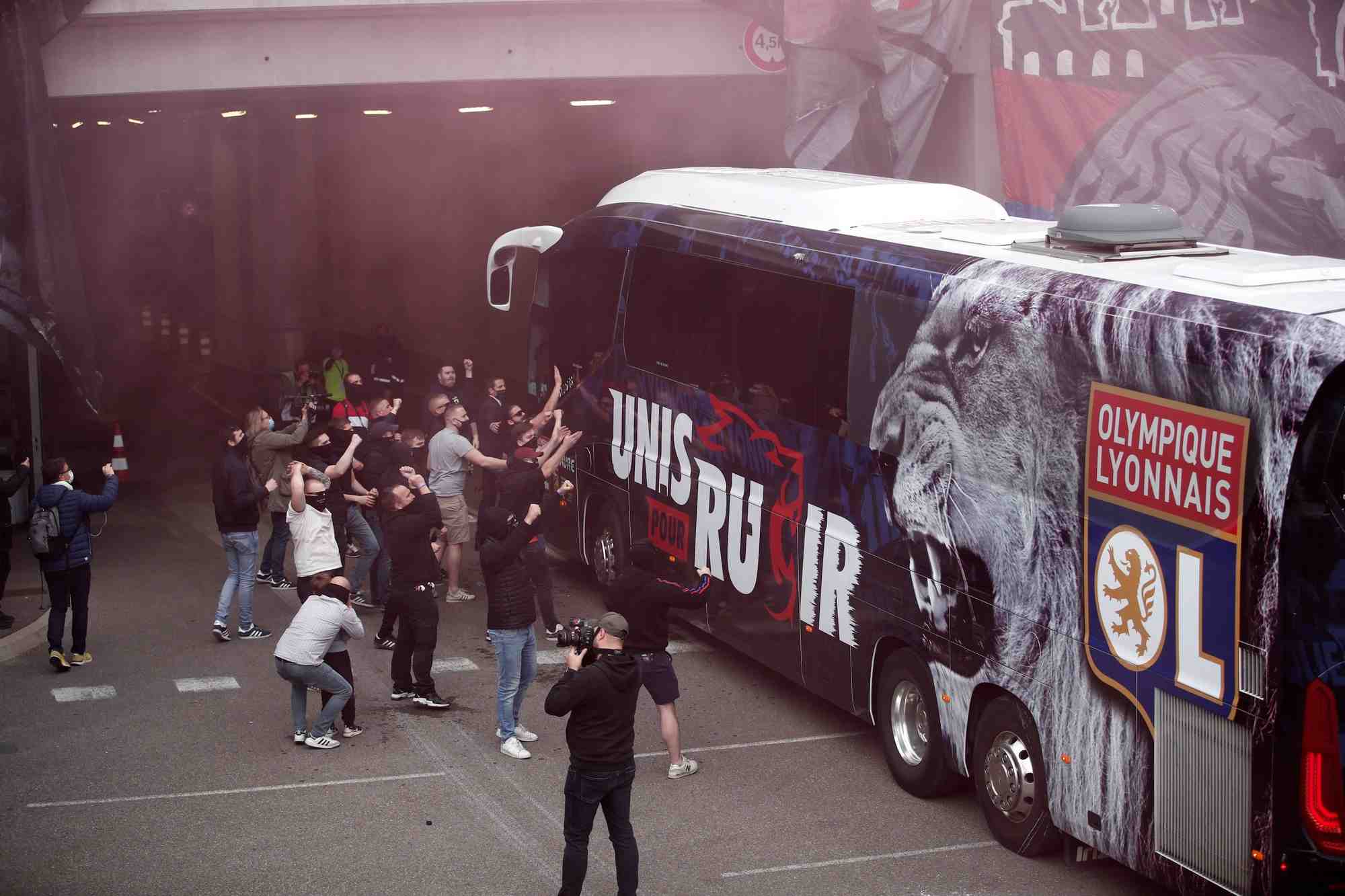 Le bus de l'equipe de l'olympique lyonnais avant un match contre lille